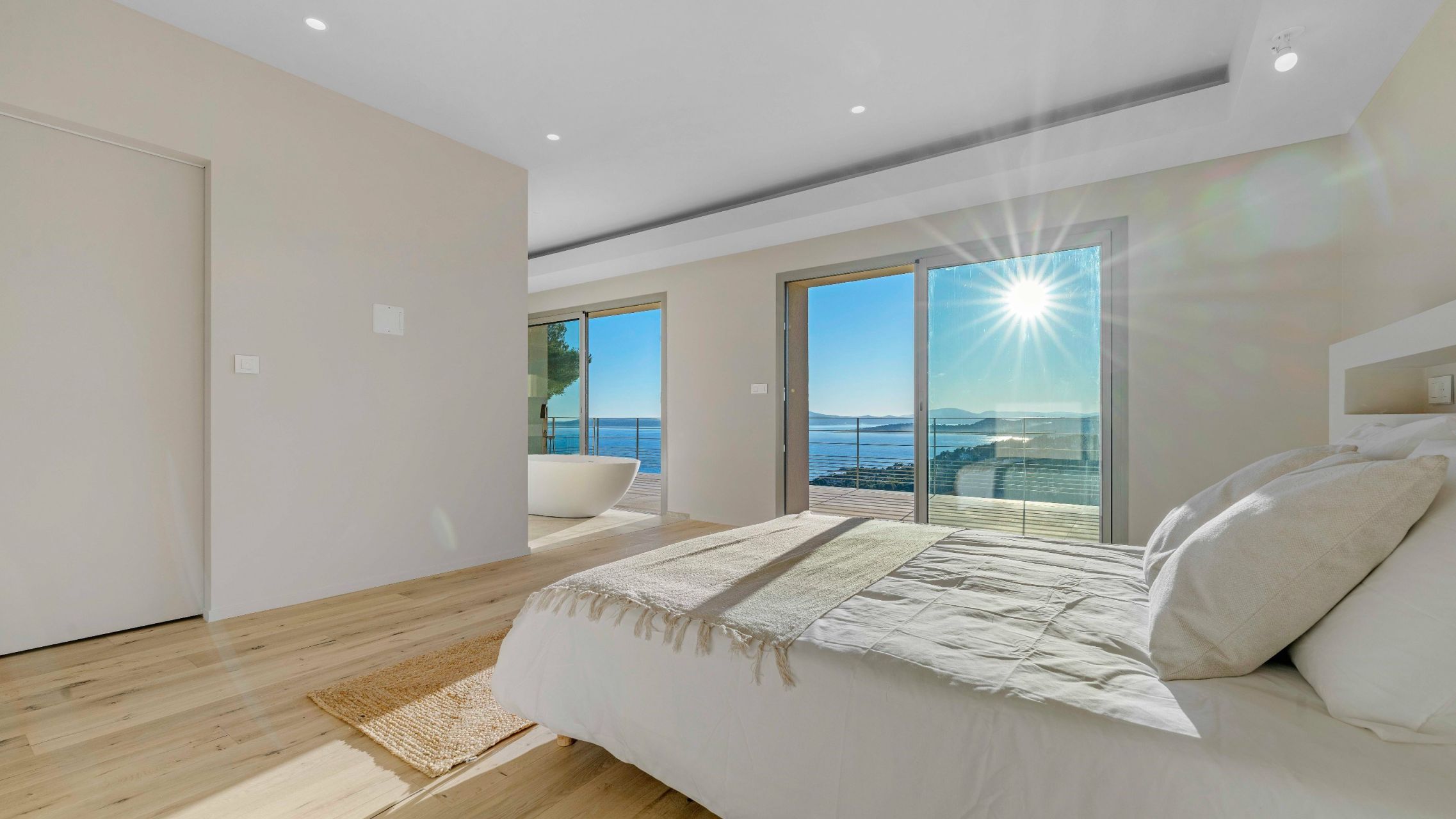 villa 6 Rooms for sale on LES ISSAMBRES (83380)