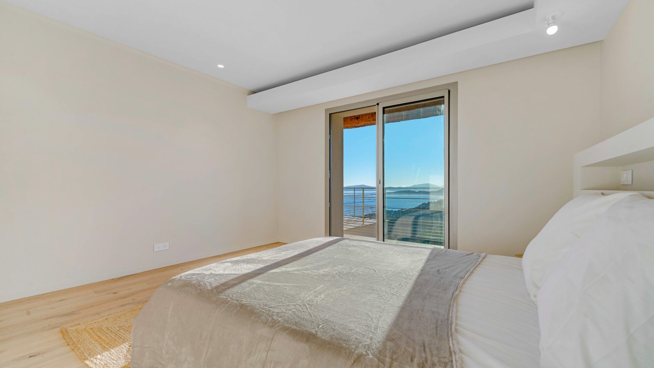 villa 6 Rooms for sale on LES ISSAMBRES (83380)