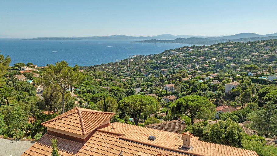 villa 6 Rooms for sale on LES ISSAMBRES (83380)