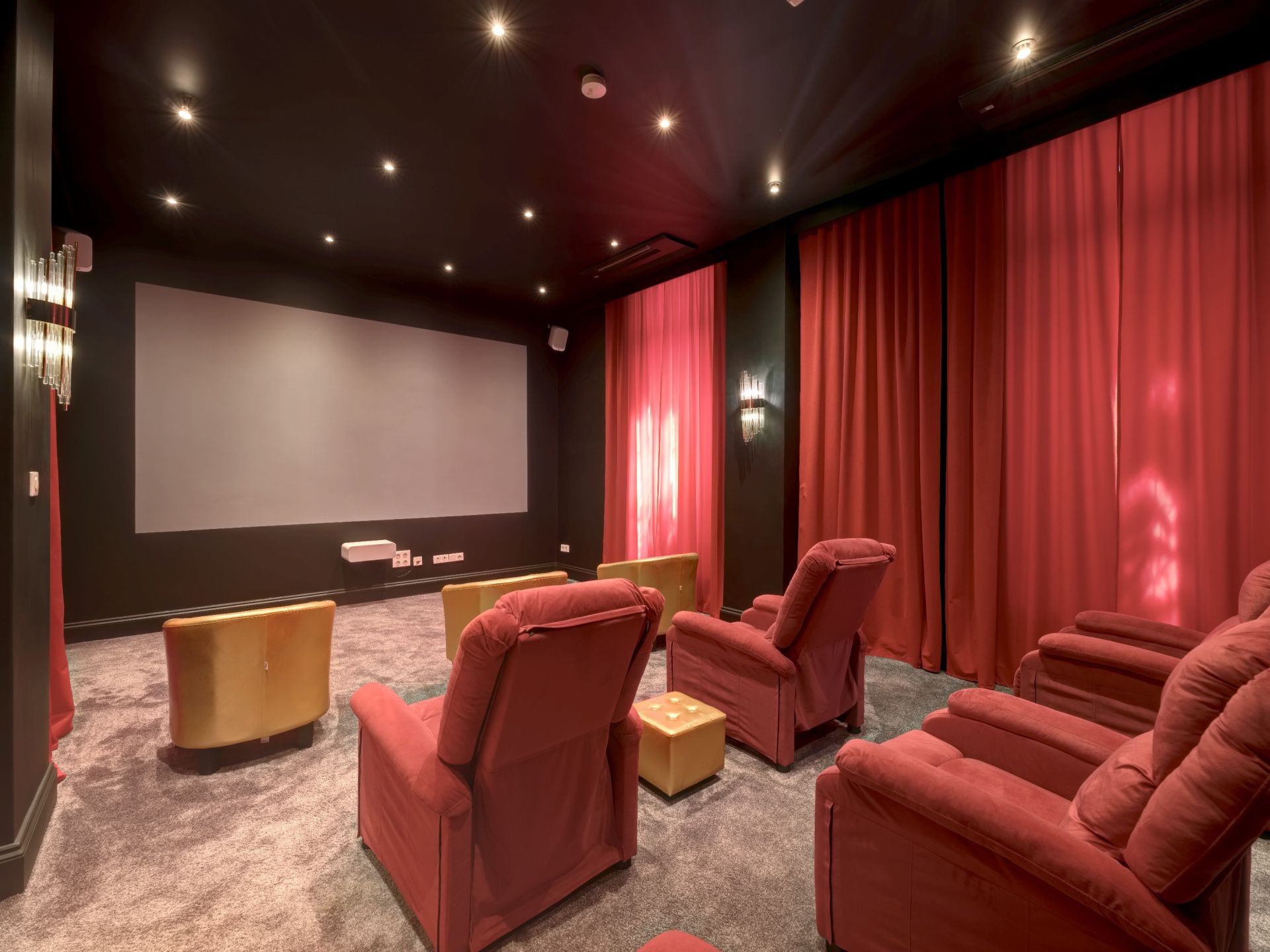 villa 18 Rooms for sale on CANNES (06400)