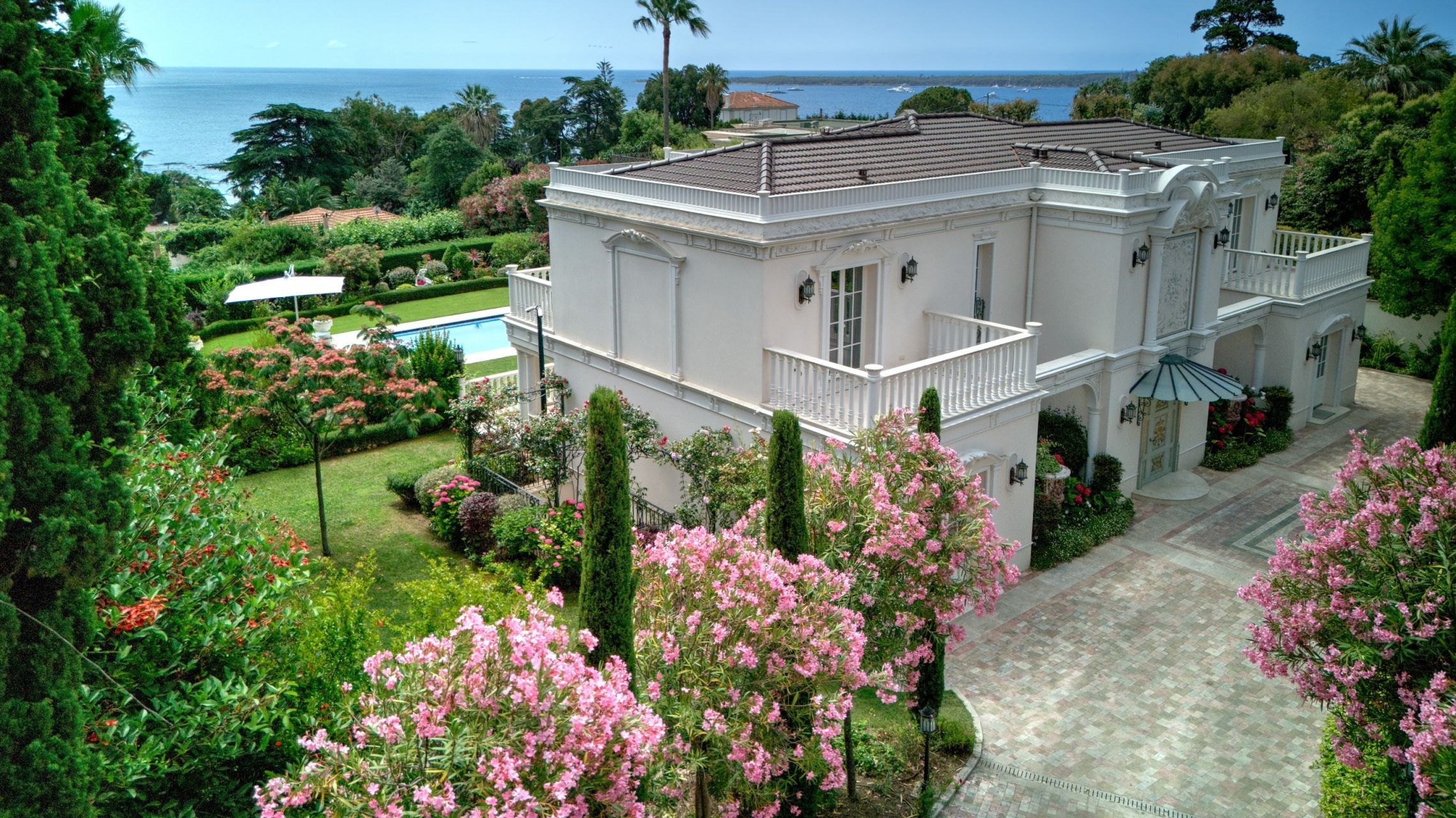 villa 12 Rooms for sale on LE GOLFE JUAN (06220)