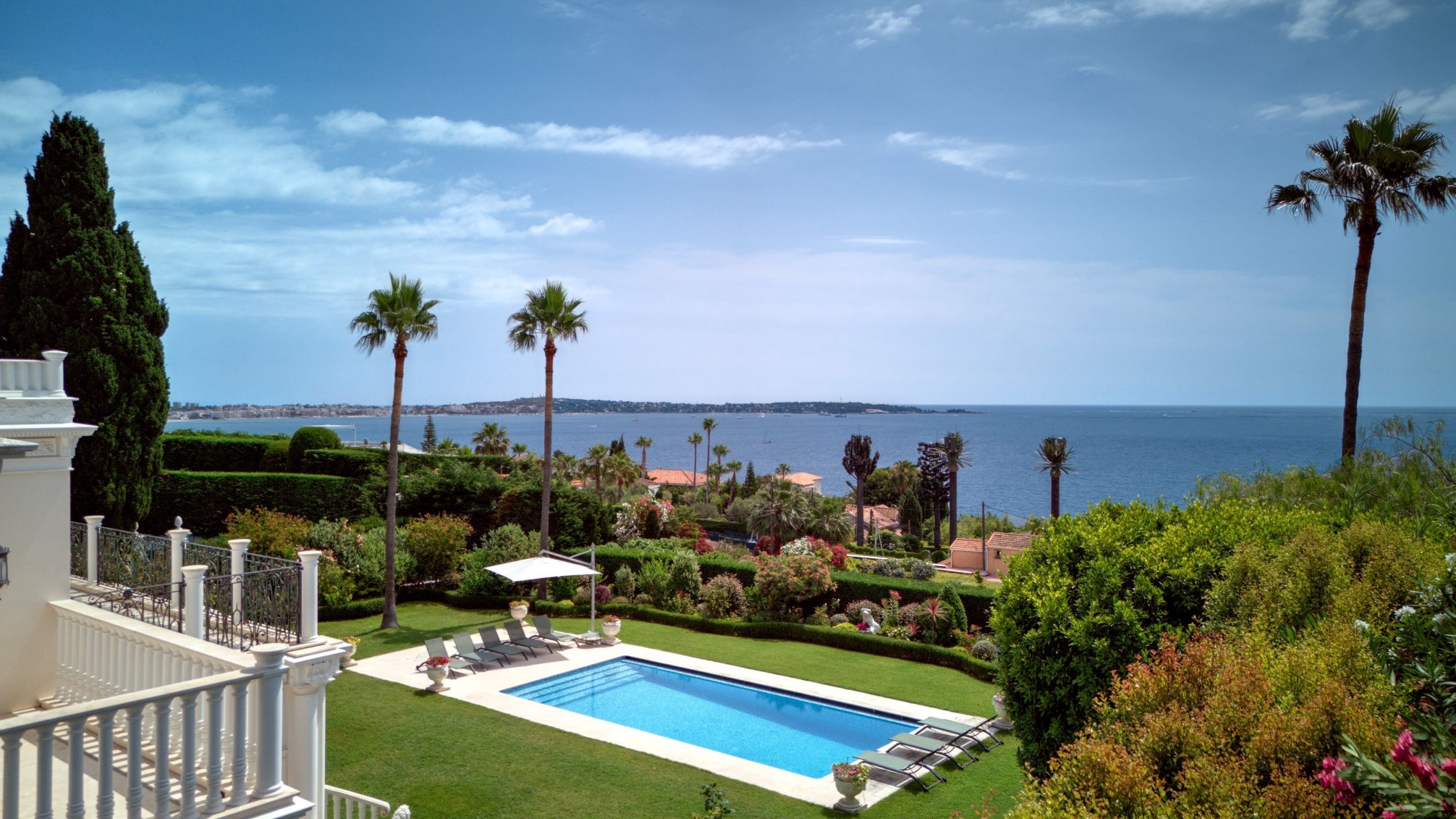 villa 12 Rooms for sale on LE GOLFE JUAN (06220)