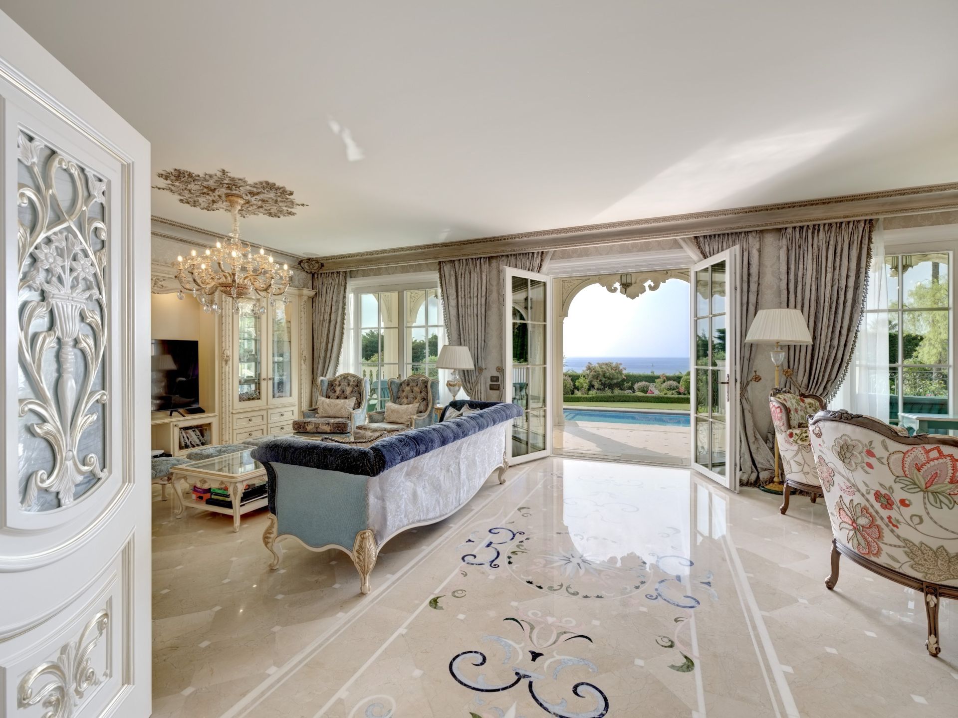 villa 12 Rooms for sale on LE GOLFE JUAN (06220)