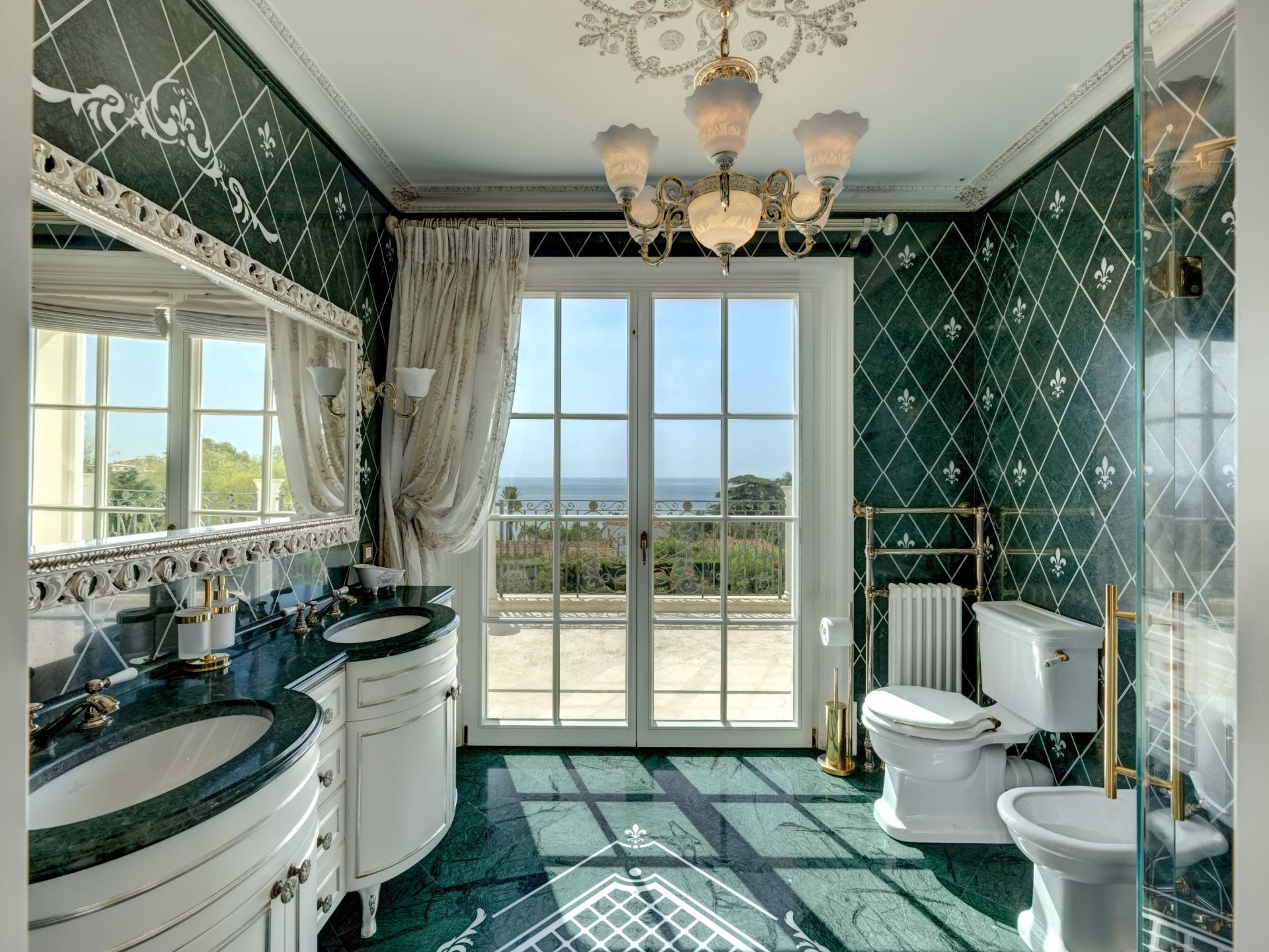 villa 12 Rooms for sale on LE GOLFE JUAN (06220)