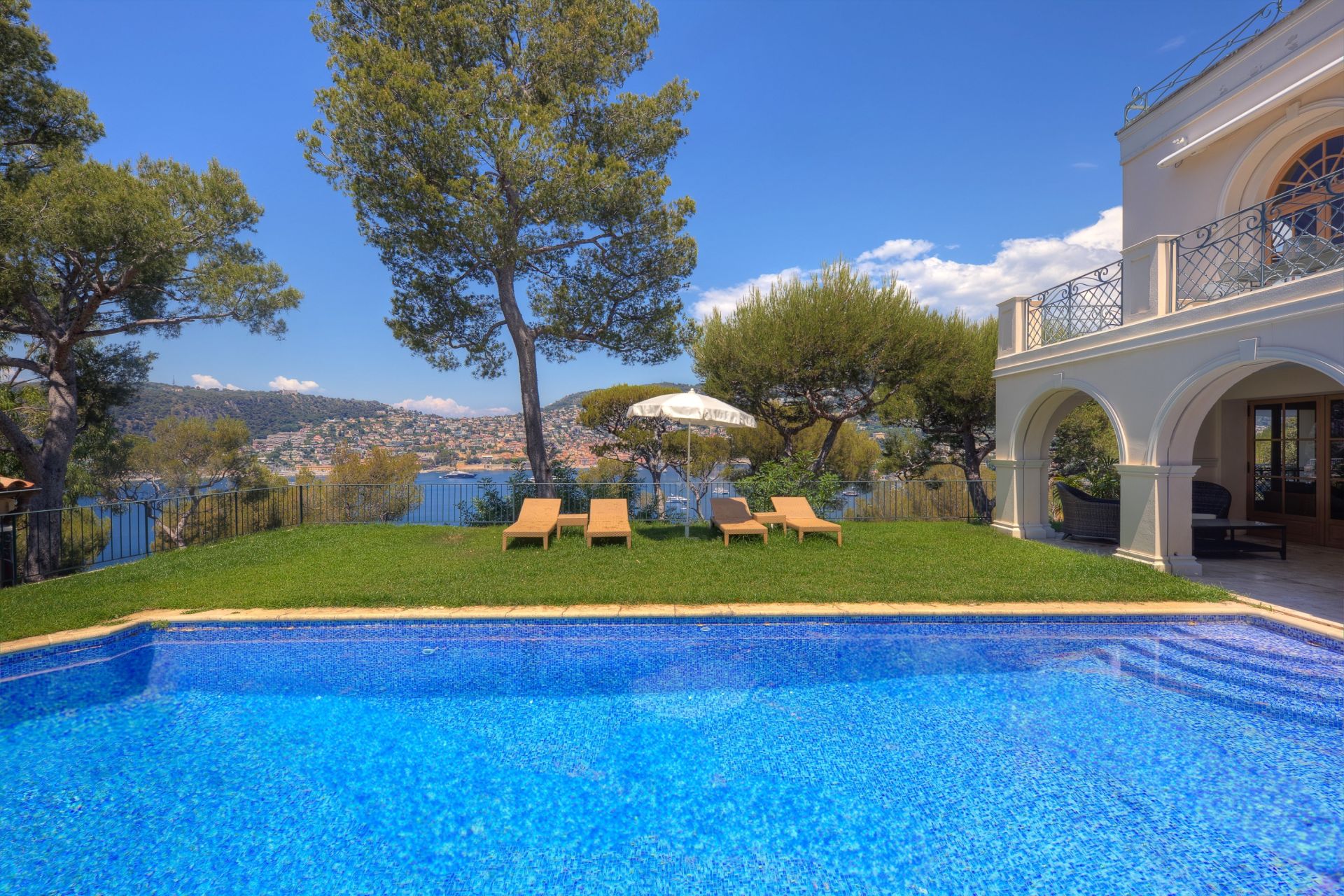 villa 12 Rooms for sale on ST JEAN CAP FERRAT (06230)
