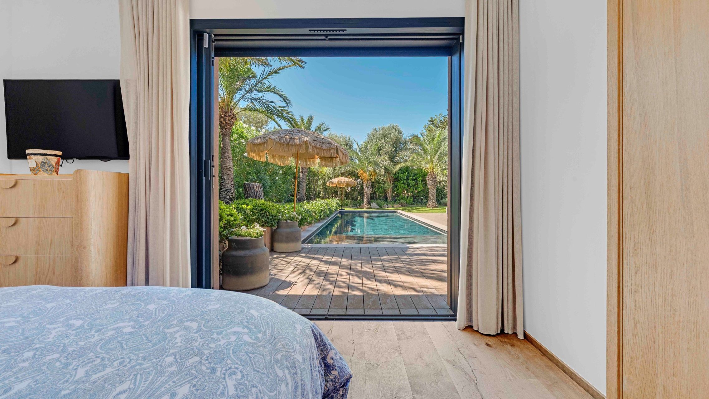 villa 6 Rooms for sale on ST TROPEZ (83990)