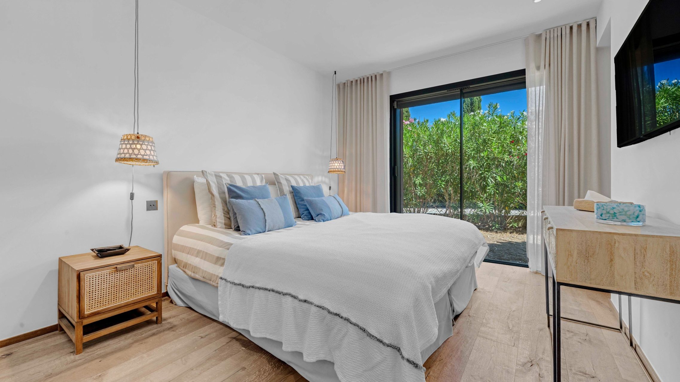 villa 6 Rooms for sale on ST TROPEZ (83990)