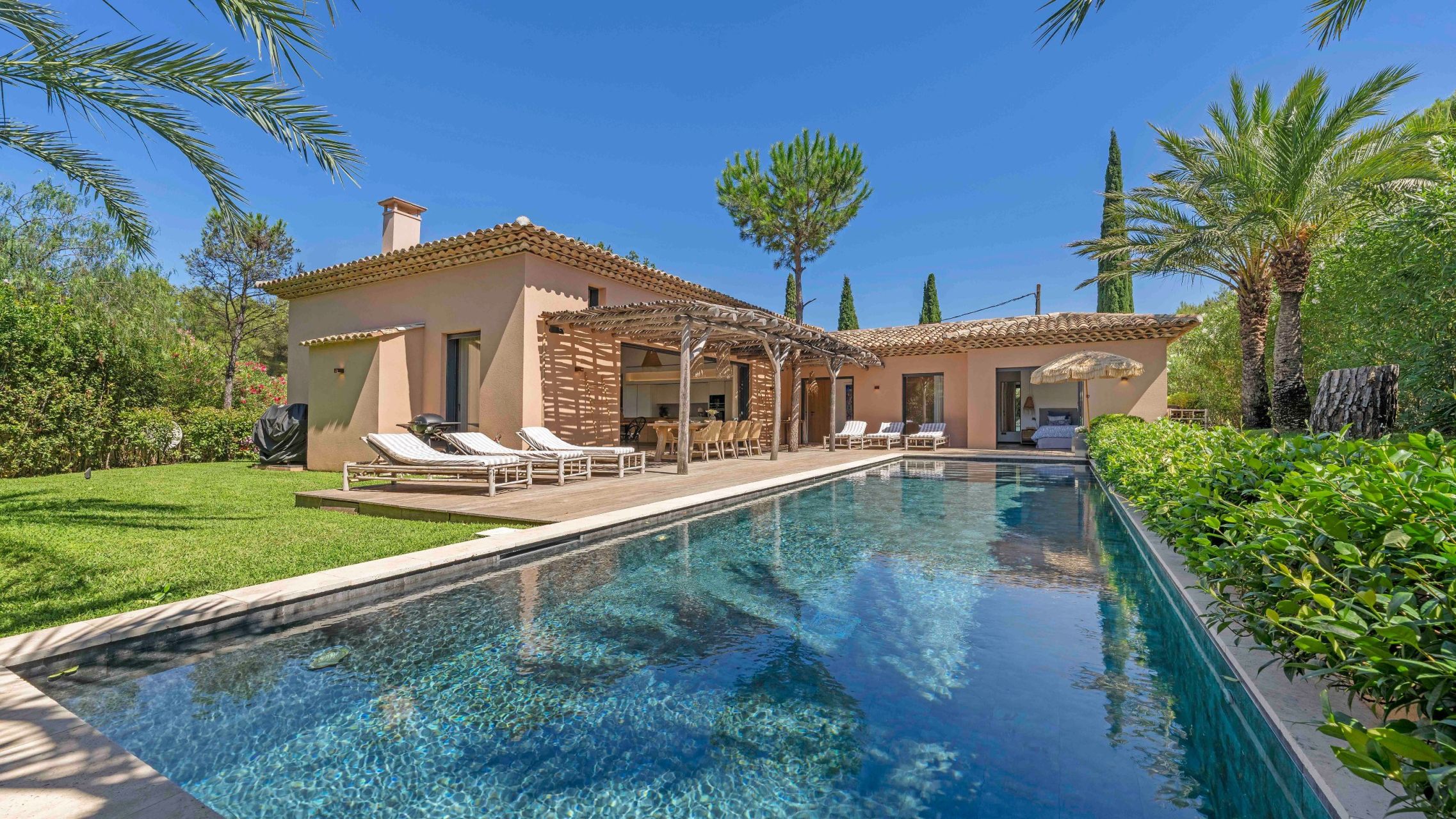 villa 6 Rooms for sale on ST TROPEZ (83990)
