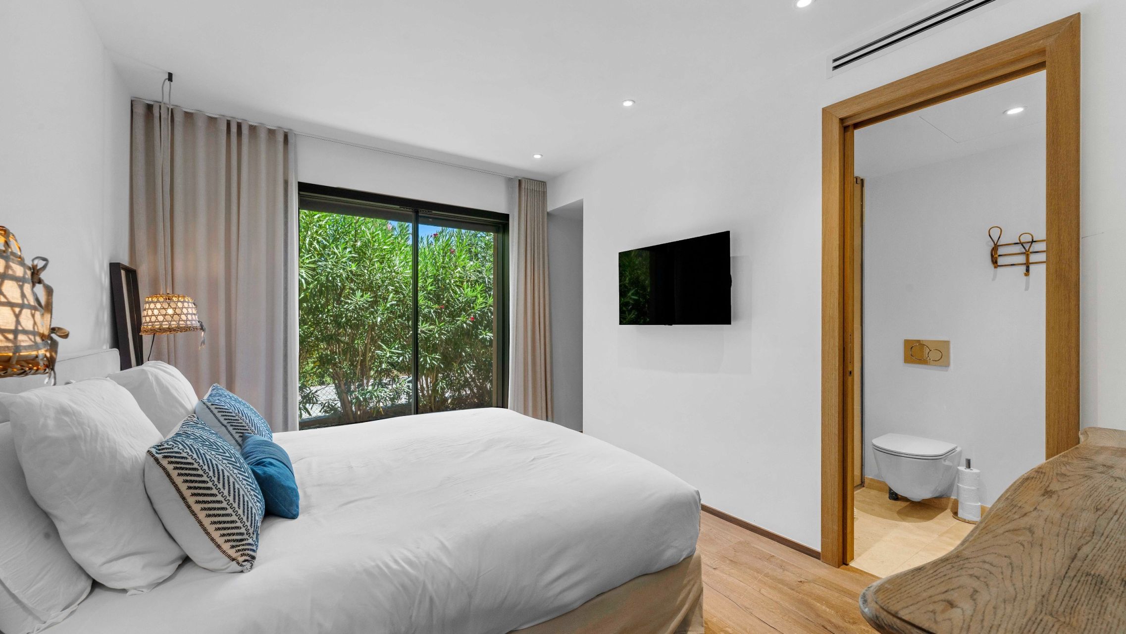 villa 6 Rooms for sale on ST TROPEZ (83990)