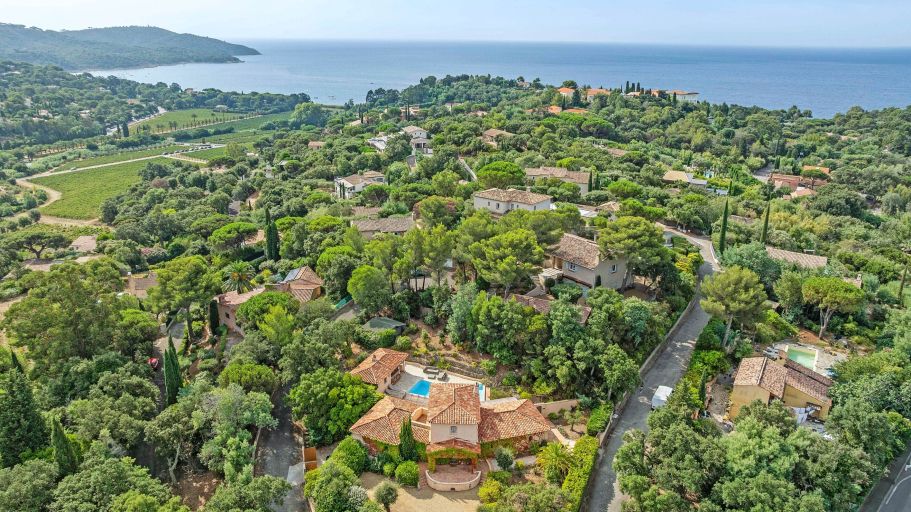 provencal house 6 Rooms for sale on LA CROIX VALMER (83420)