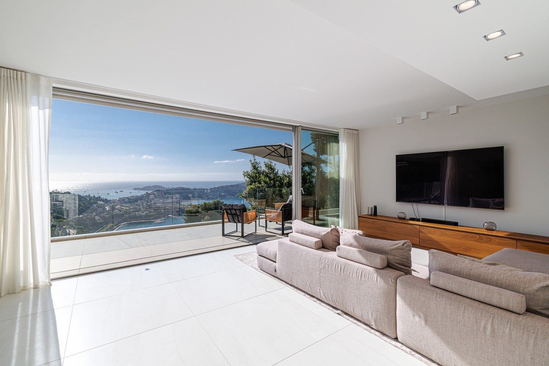 contemporary house 8 Rooms for sale on VILLEFRANCHE SUR MER (06230)