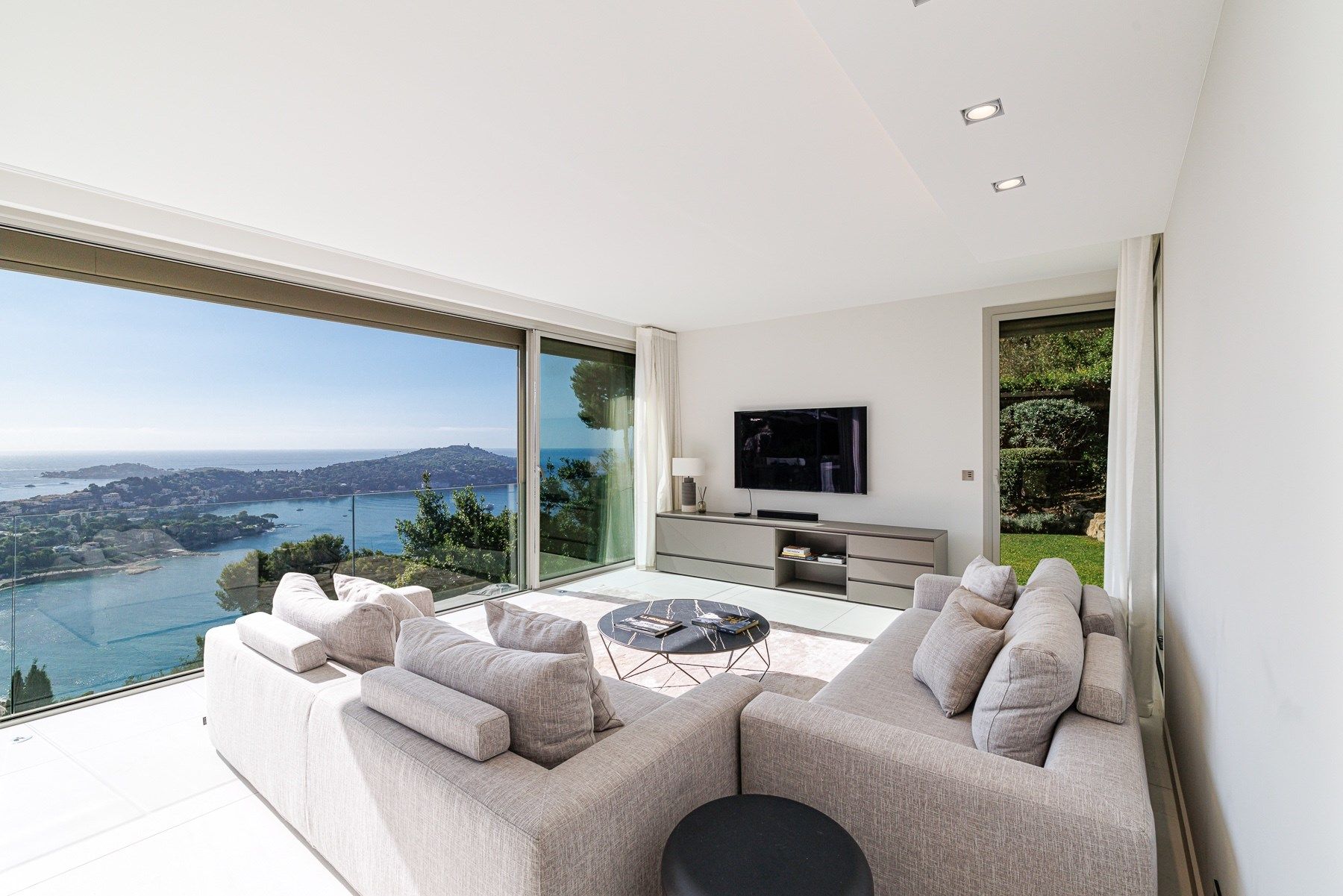 contemporary house 8 Rooms for sale on VILLEFRANCHE SUR MER (06230)