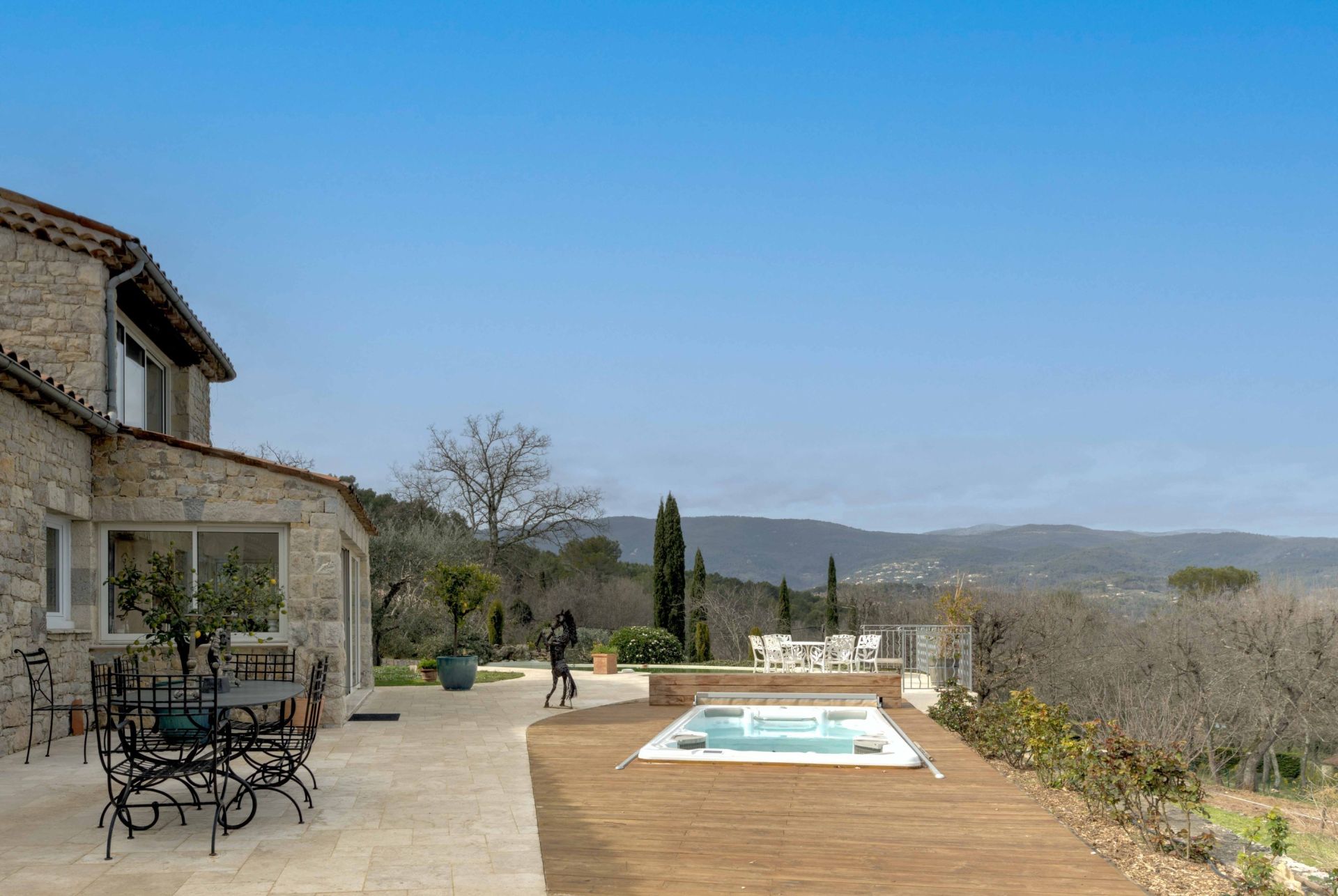 villa 6 Rooms for sale on FAYENCE (83440)