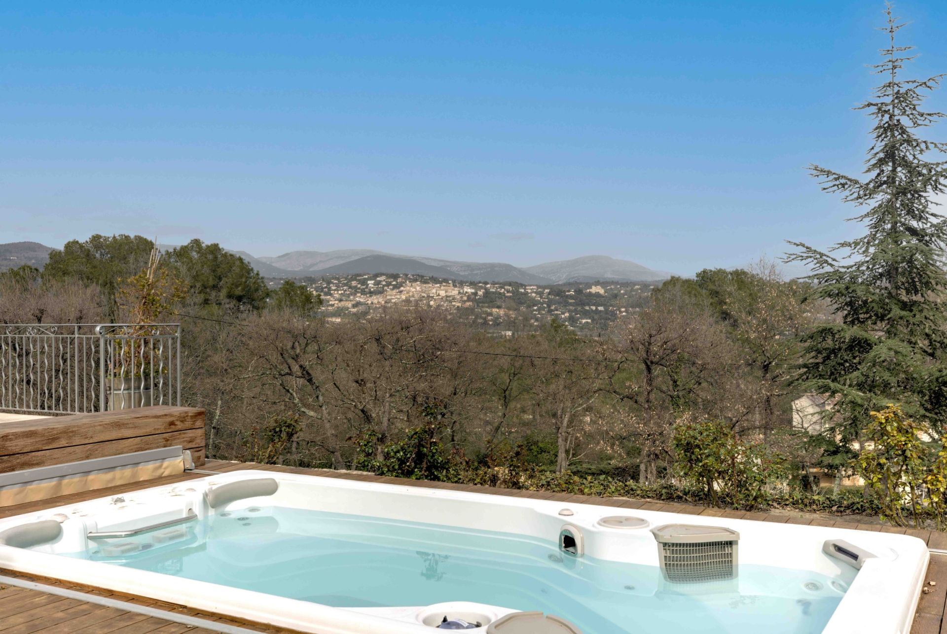 villa 6 Rooms for sale on FAYENCE (83440)