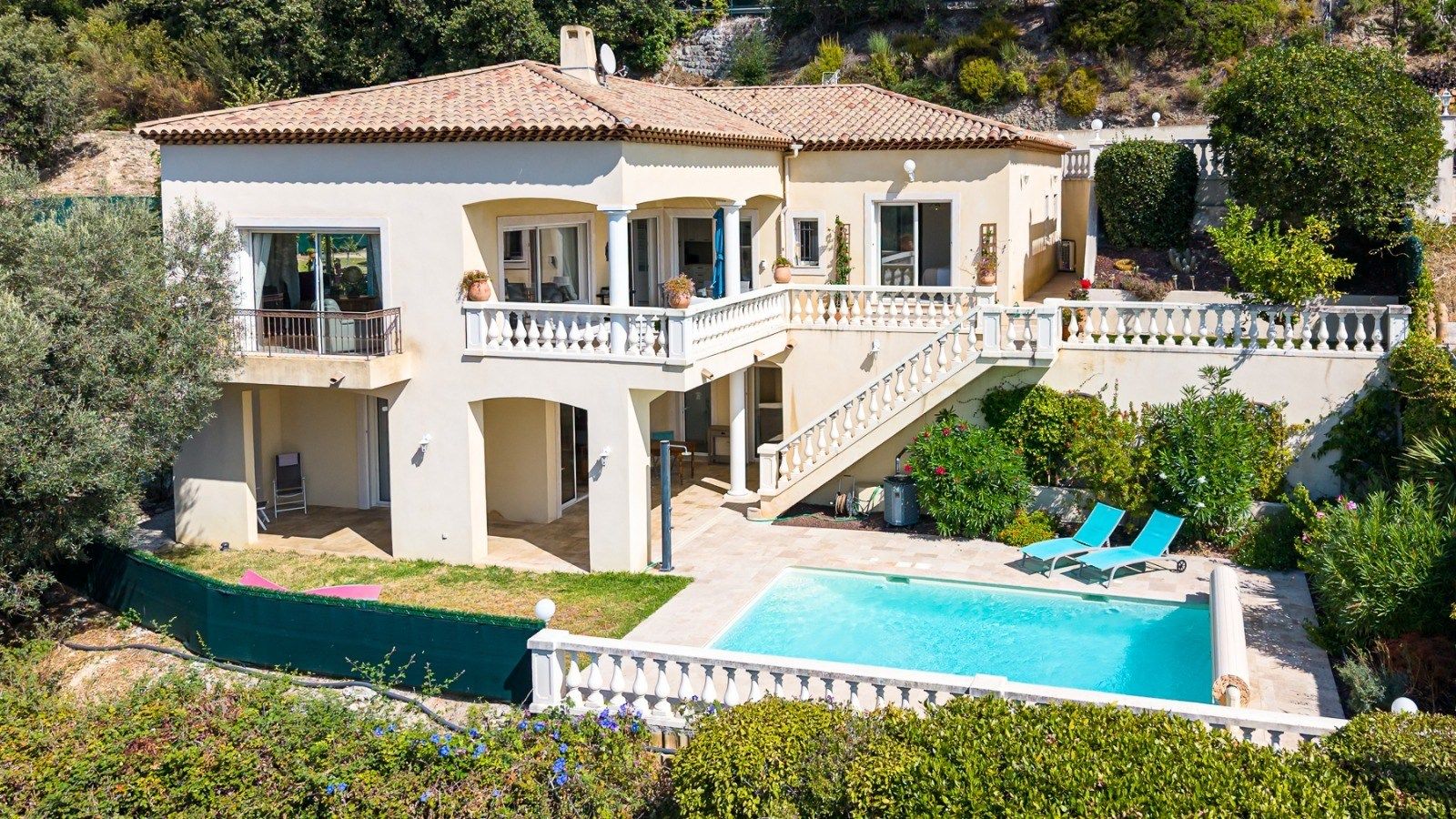 villa 7 Rooms for sale on CAGNES SUR MER (06800)
