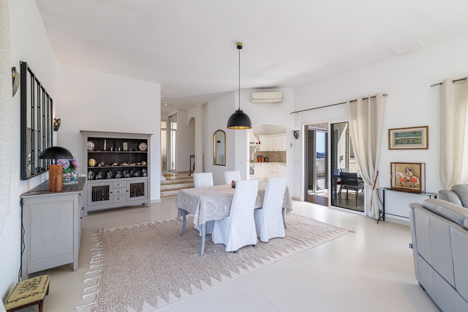 villa 7 Rooms for sale on CAGNES SUR MER (06800)
