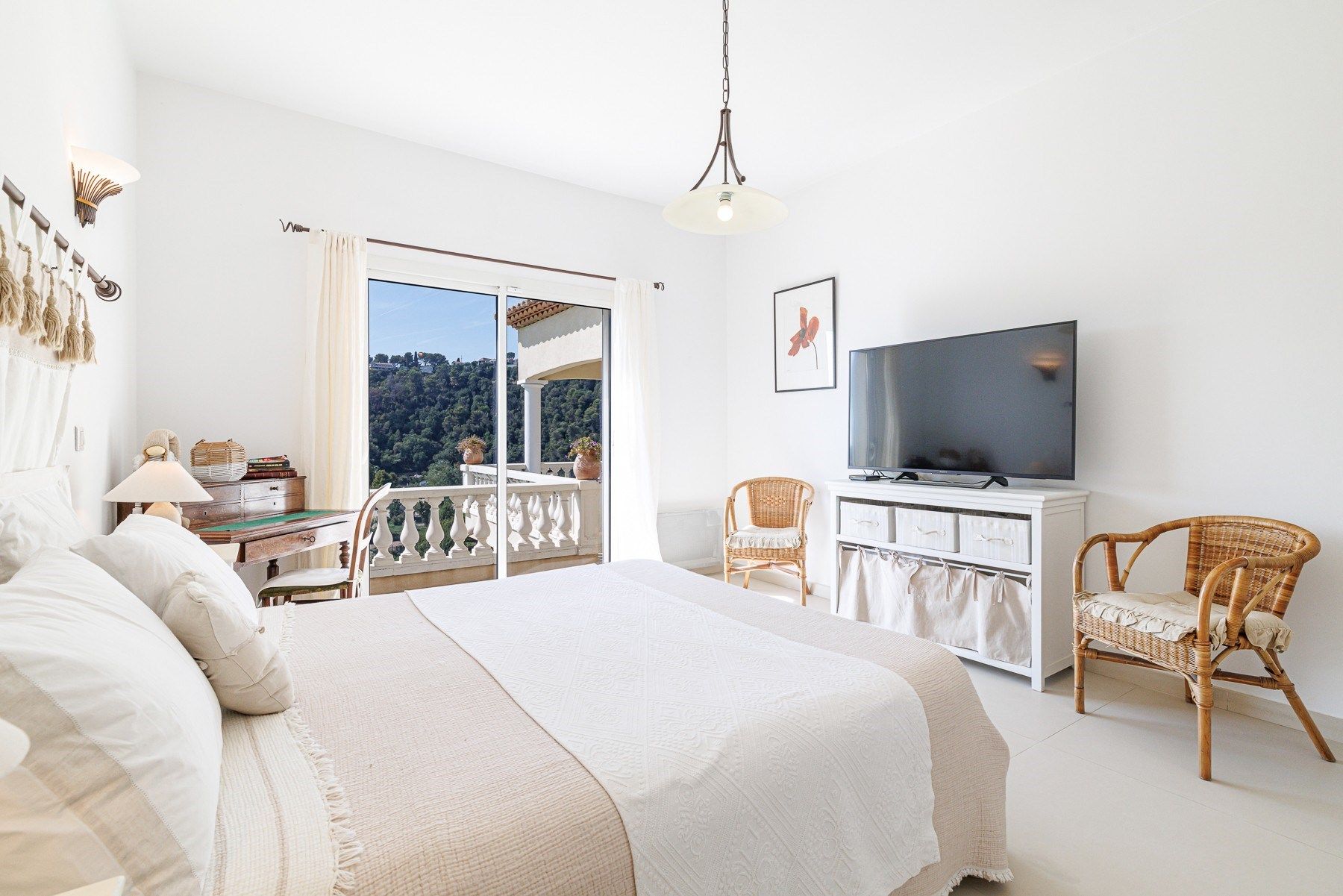 villa 7 Rooms for sale on CAGNES SUR MER (06800)