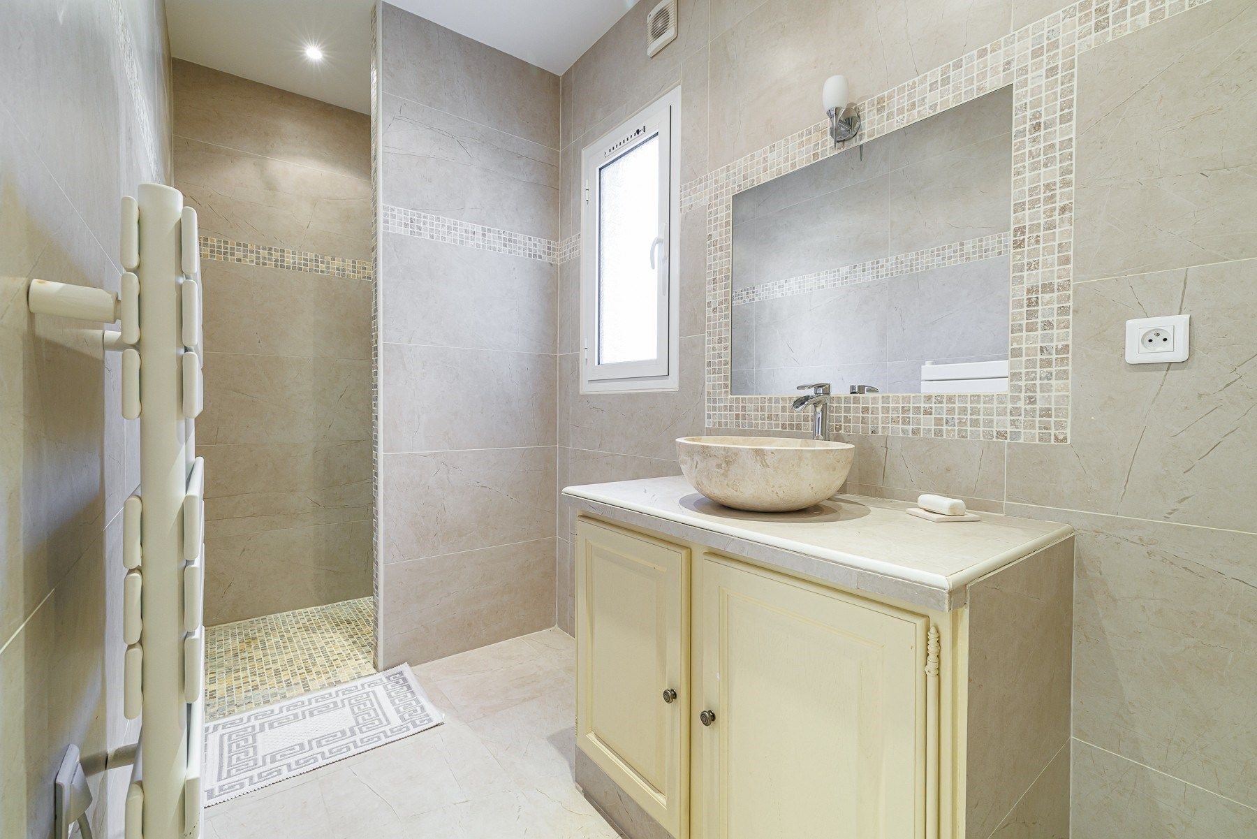 villa 7 Rooms for sale on CAGNES SUR MER (06800)