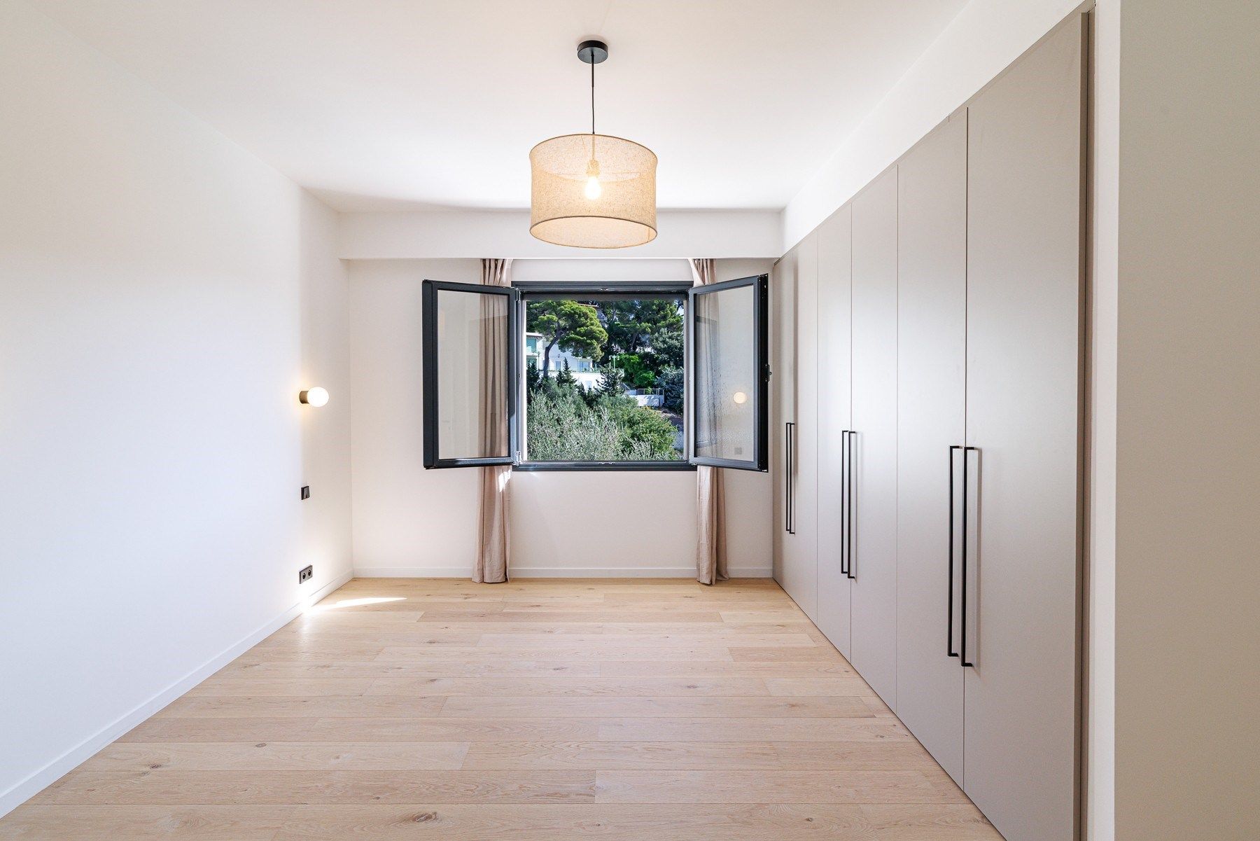 contemporary house 6 Rooms for sale on NICE (06000)