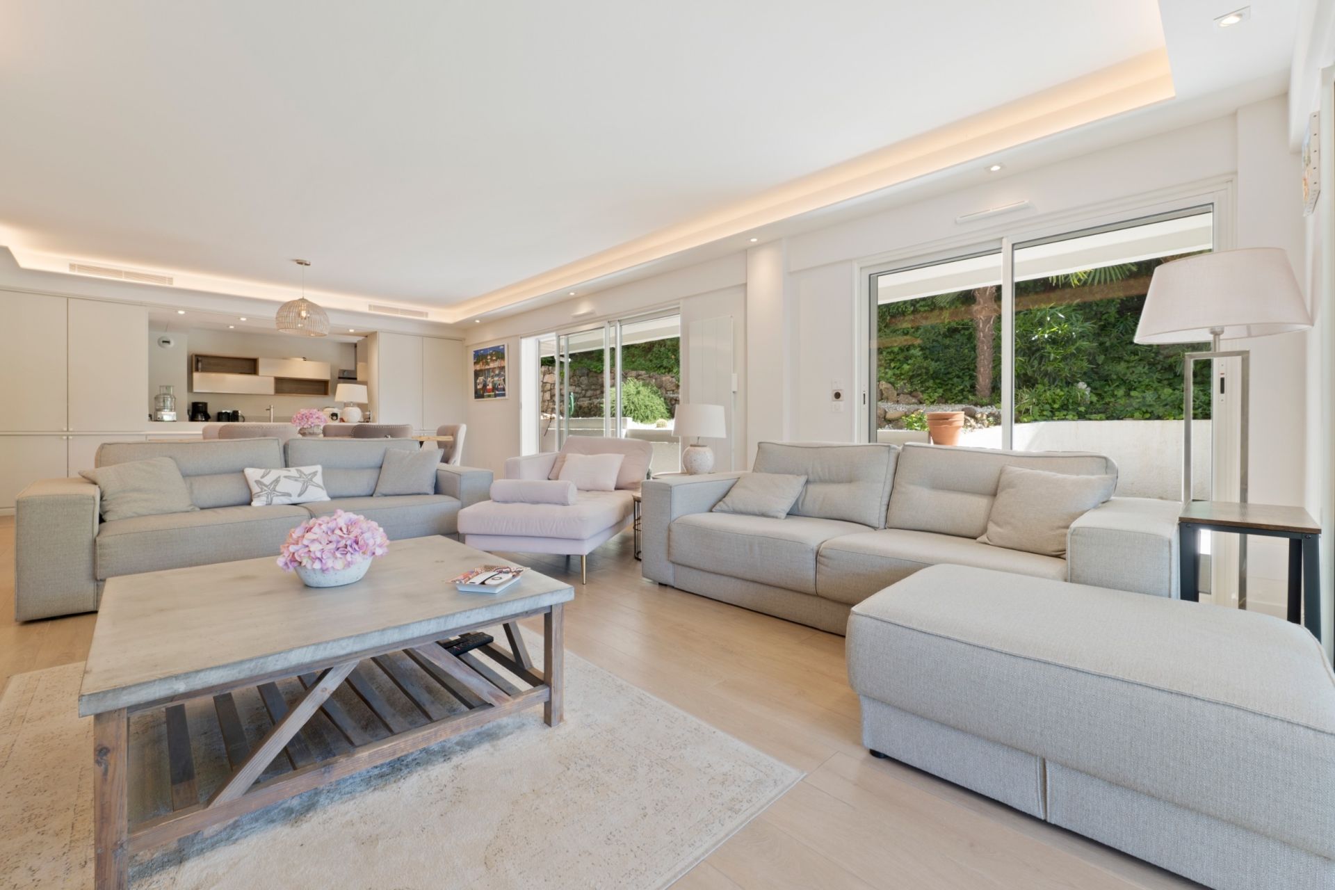 apartment 5 Rooms for sale on CANNES (06400)