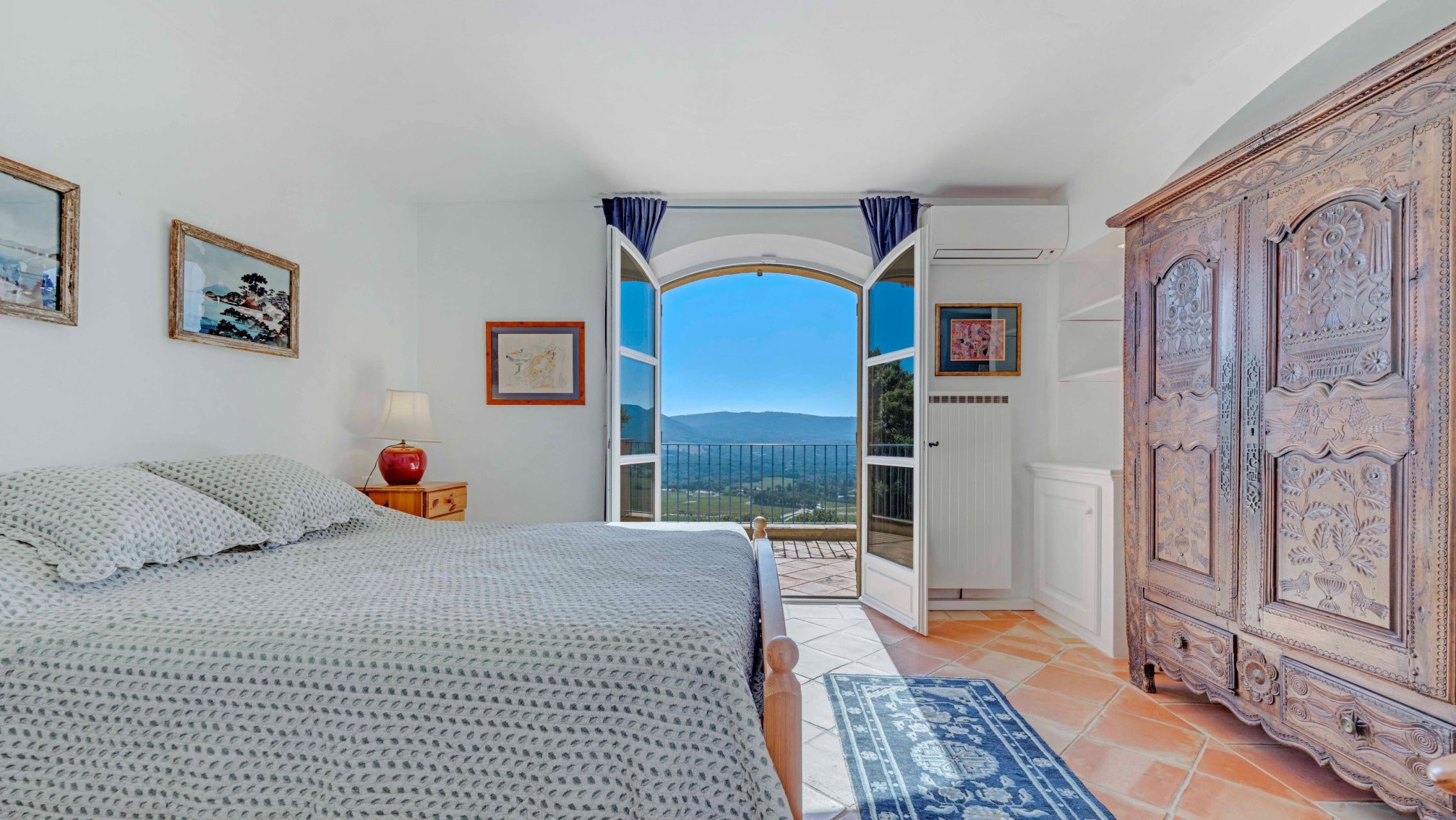 villa 10 Rooms for sale on LE PLAN DE LA TOUR (83120)