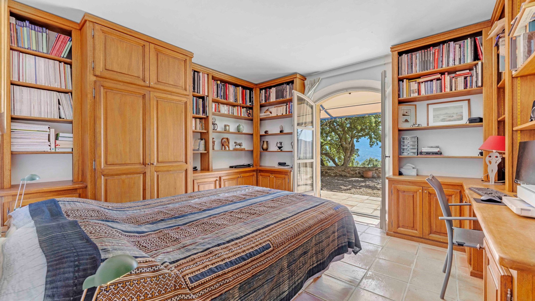 villa 10 Rooms for sale on LE PLAN DE LA TOUR (83120)