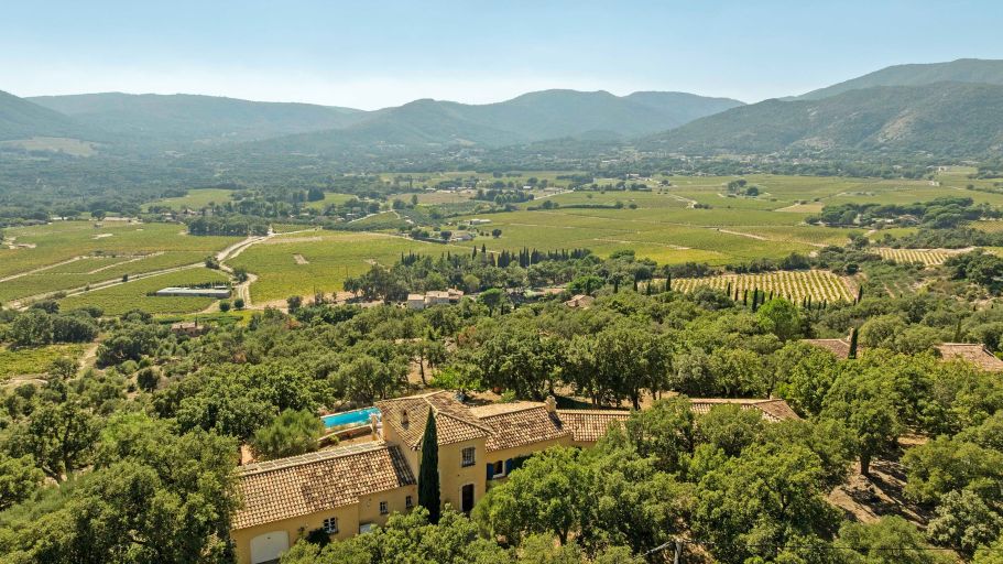 villa 10 Rooms for sale on LE PLAN DE LA TOUR (83120)