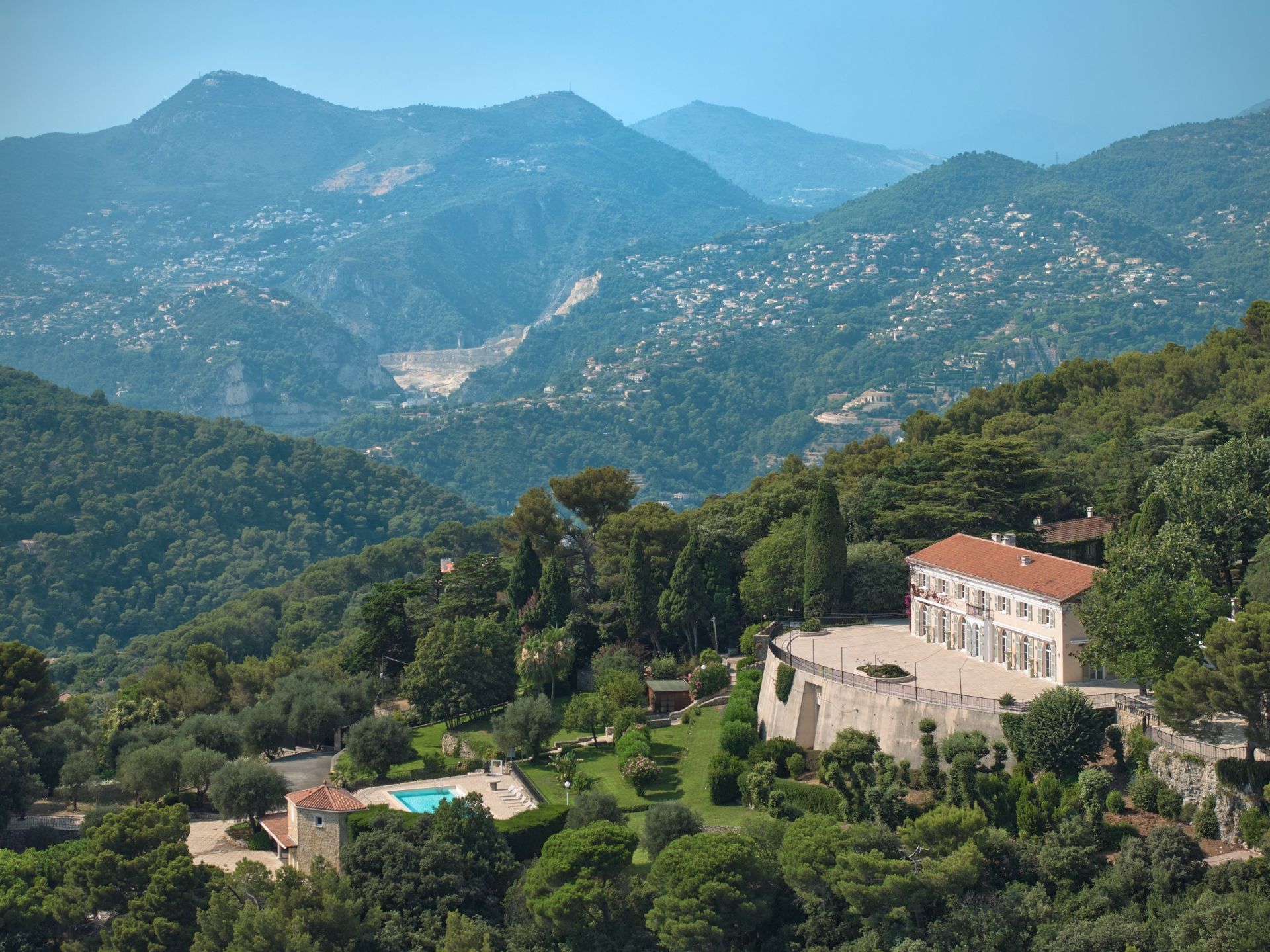 propriété 25 Pièces en vente sur VILLEFRANCHE SUR MER (06230)