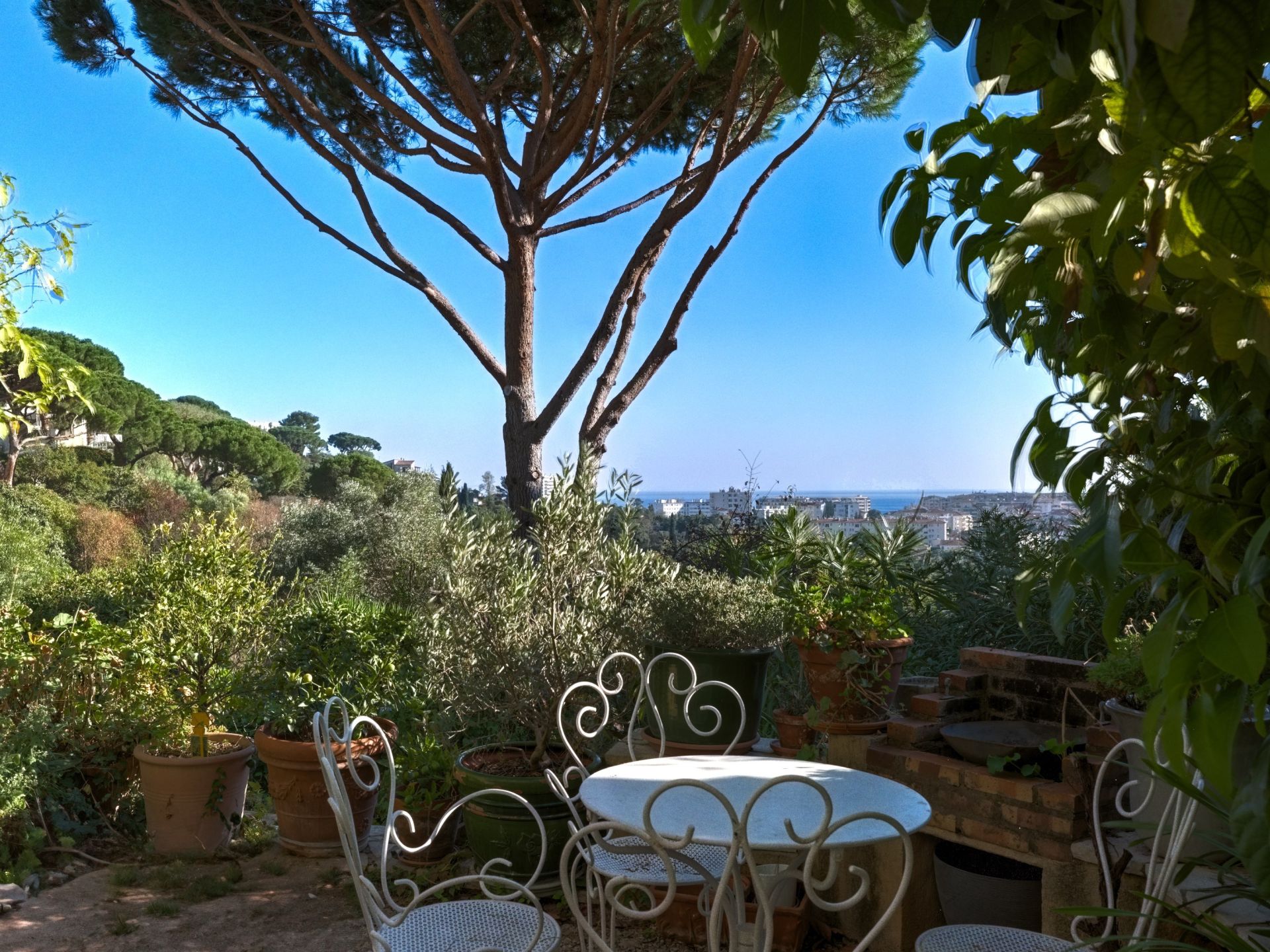 villa 8 Rooms for sale on CANNES (06150)