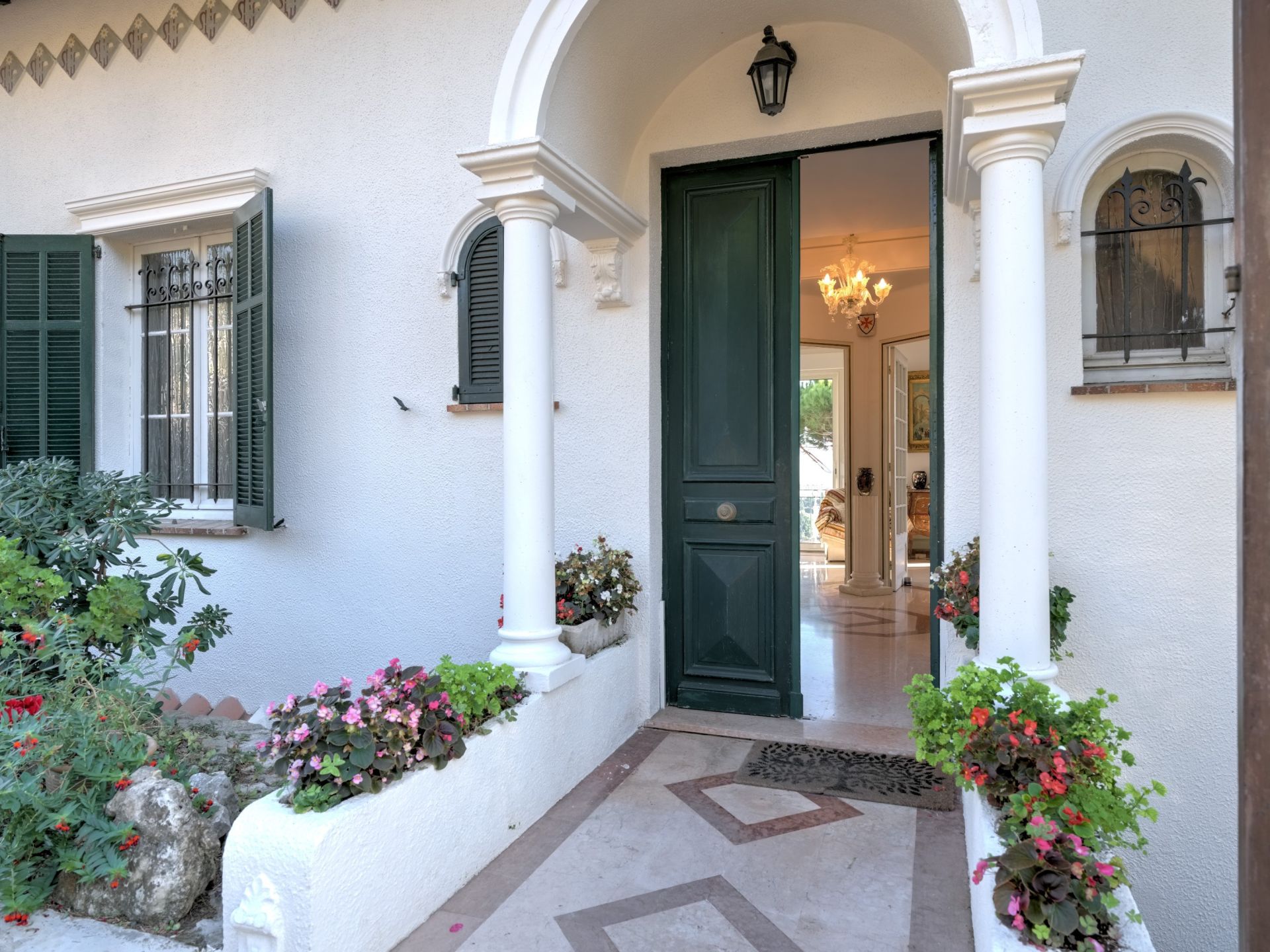 villa 8 Rooms for sale on CANNES (06150)
