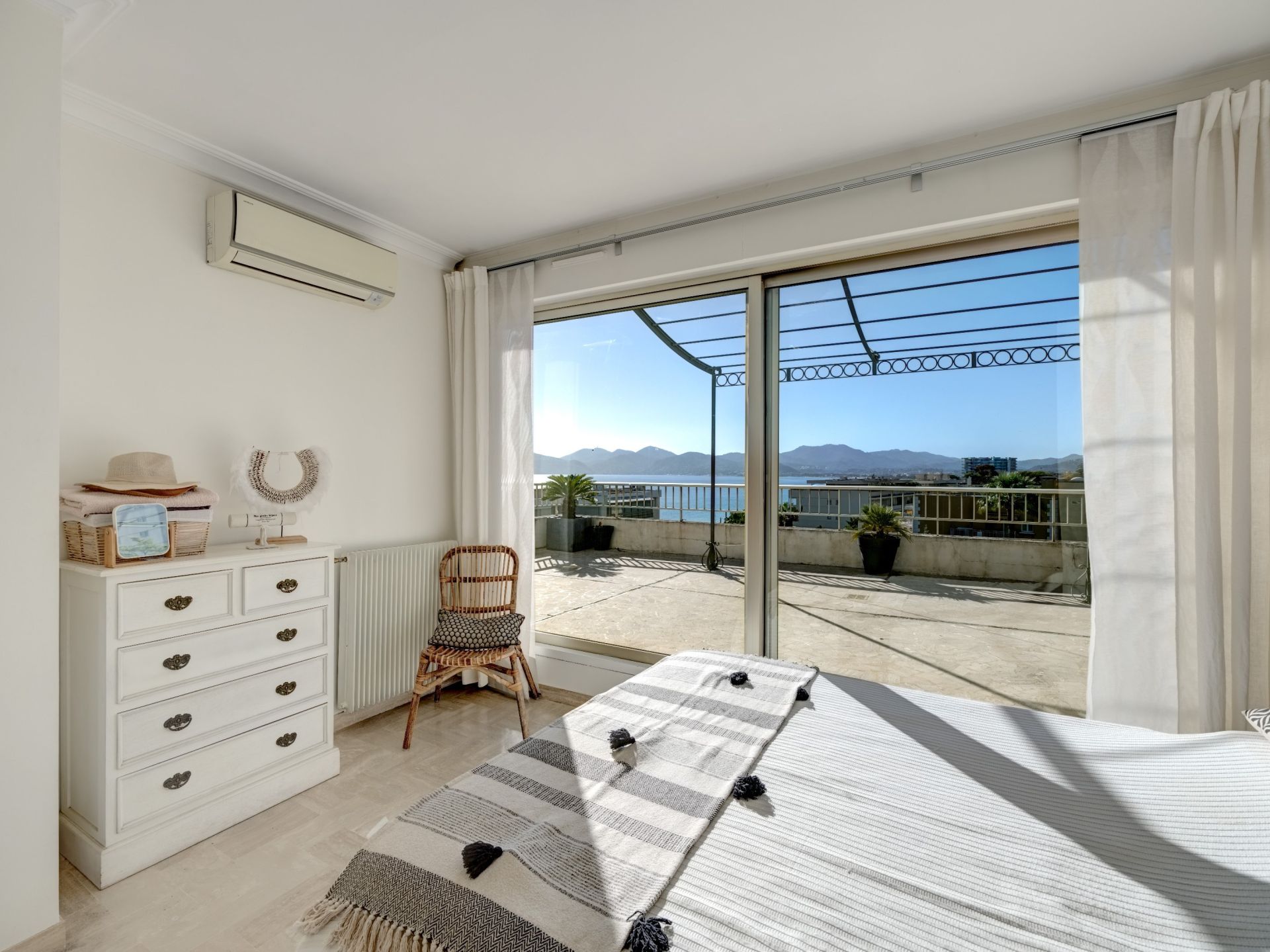 penthouse 4 Rooms for sale on CANNES (06400)