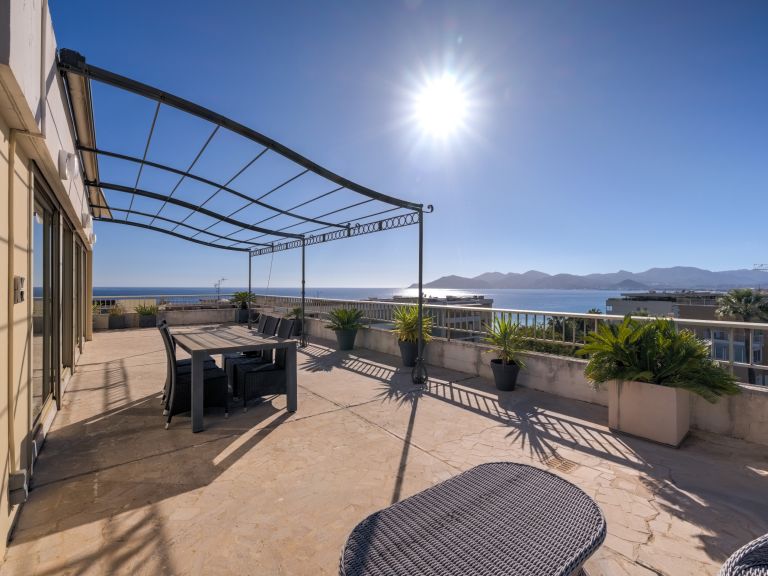 penthouse 4 Rooms for sale on CANNES (06400)