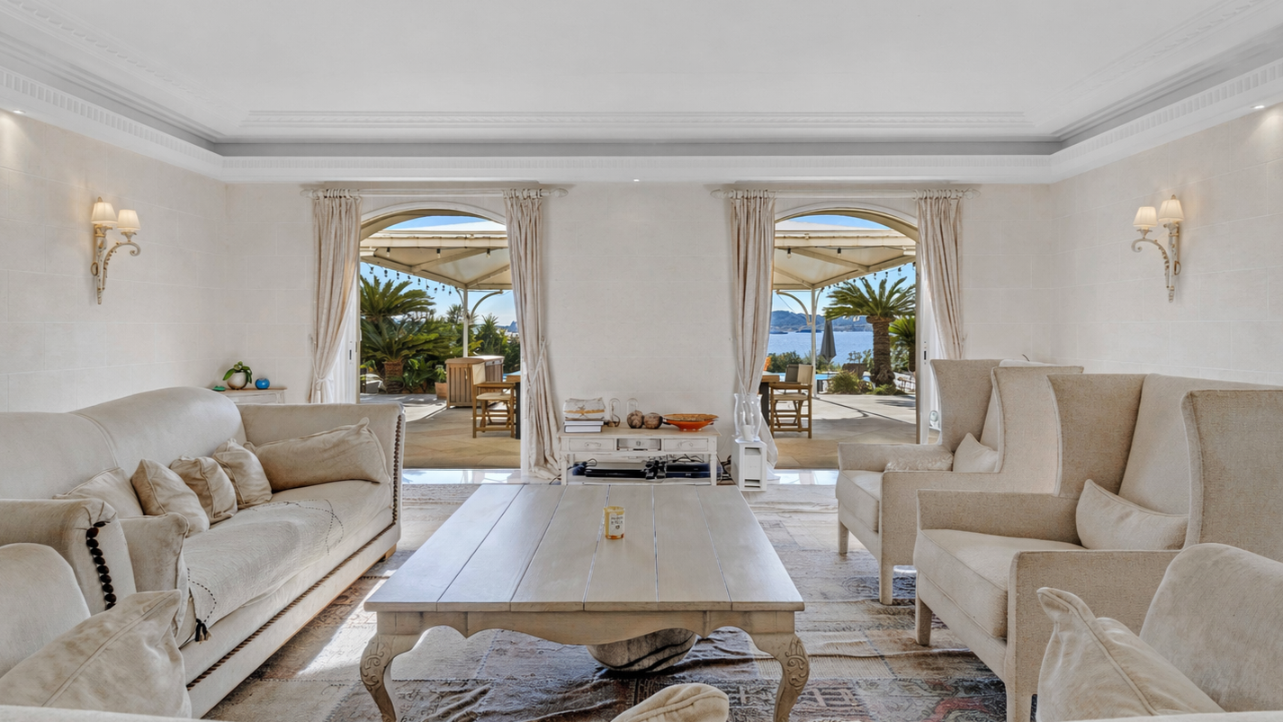 villa 8 Rooms for sale on GRIMAUD (83310)
