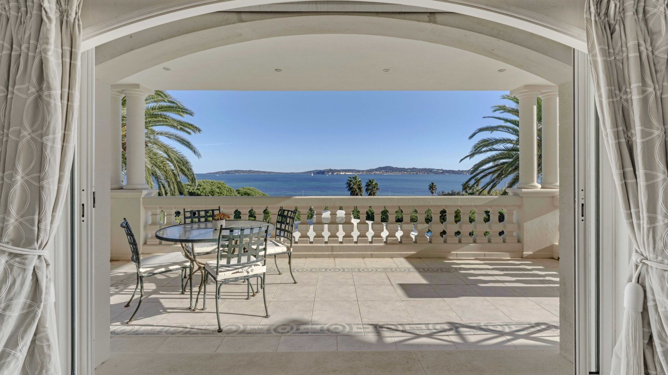 villa 8 Rooms for sale on GRIMAUD (83310)
