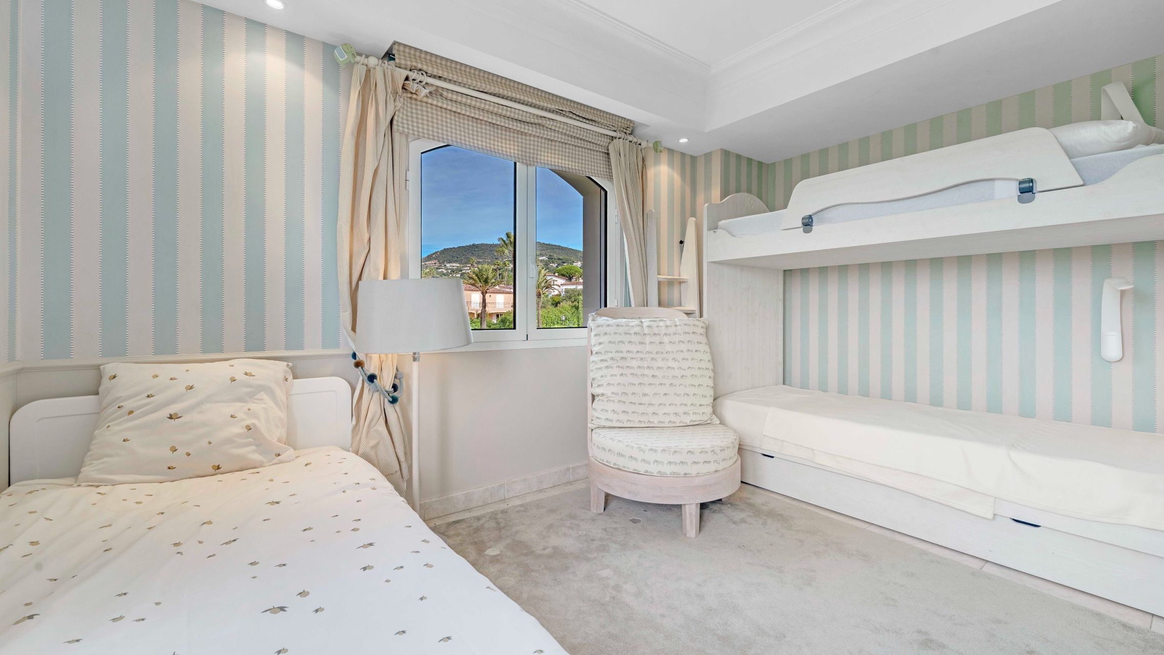 villa 8 Rooms for sale on GRIMAUD (83310)
