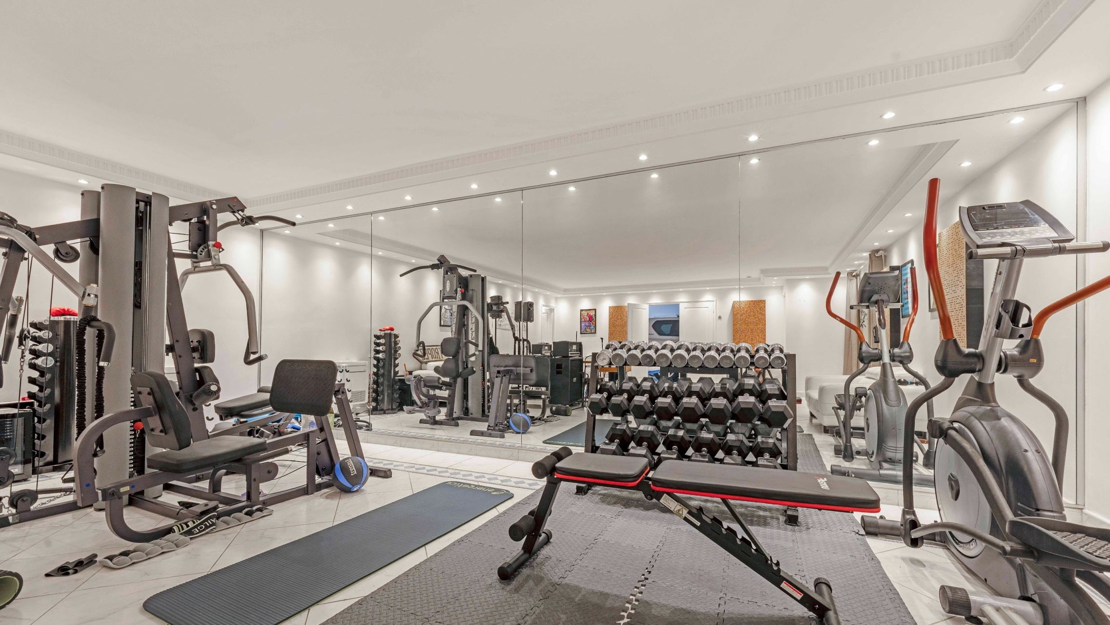 villa 8 Rooms for sale on GRIMAUD (83310)