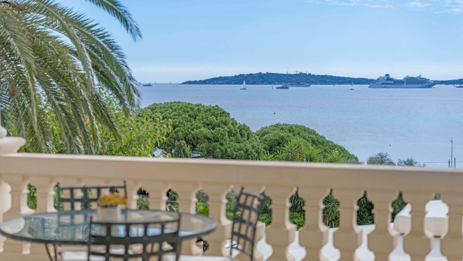 villa 8 Rooms for sale on GRIMAUD (83310)