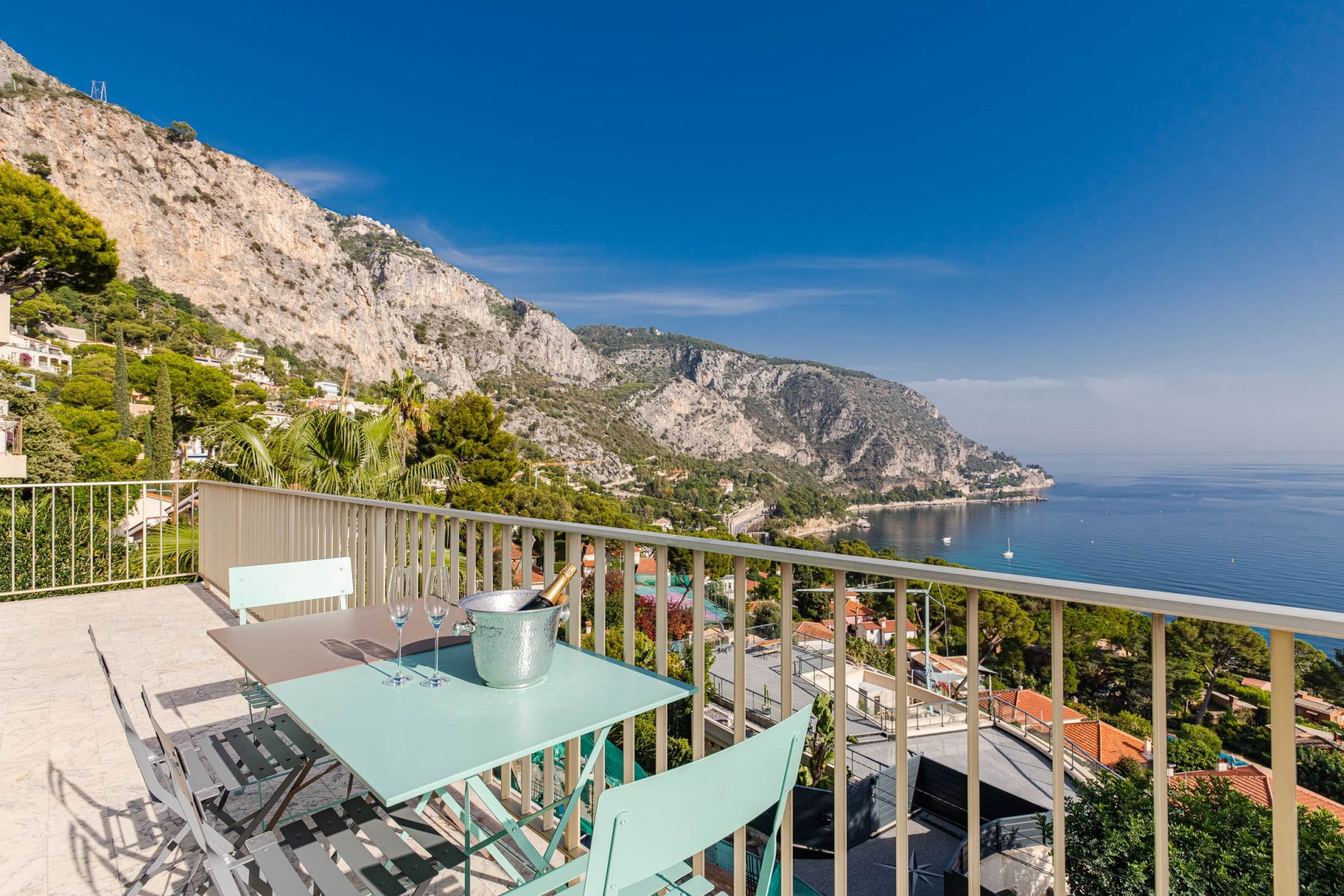 villa 6 Rooms for sale on EZE (06360)