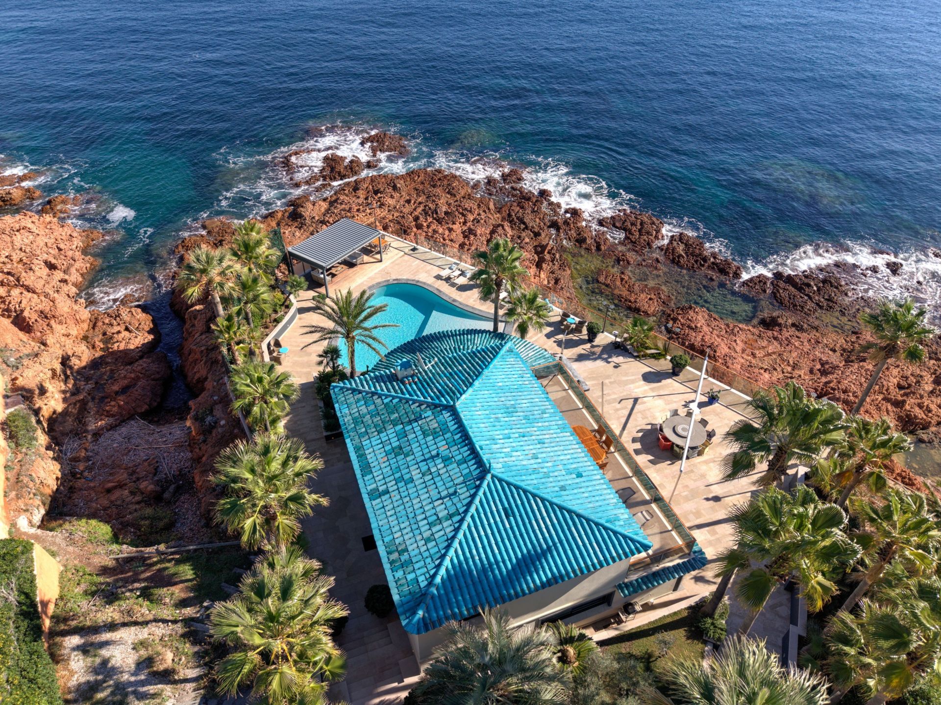 villa 4 Rooms for sale on ST RAPHAEL (83700)