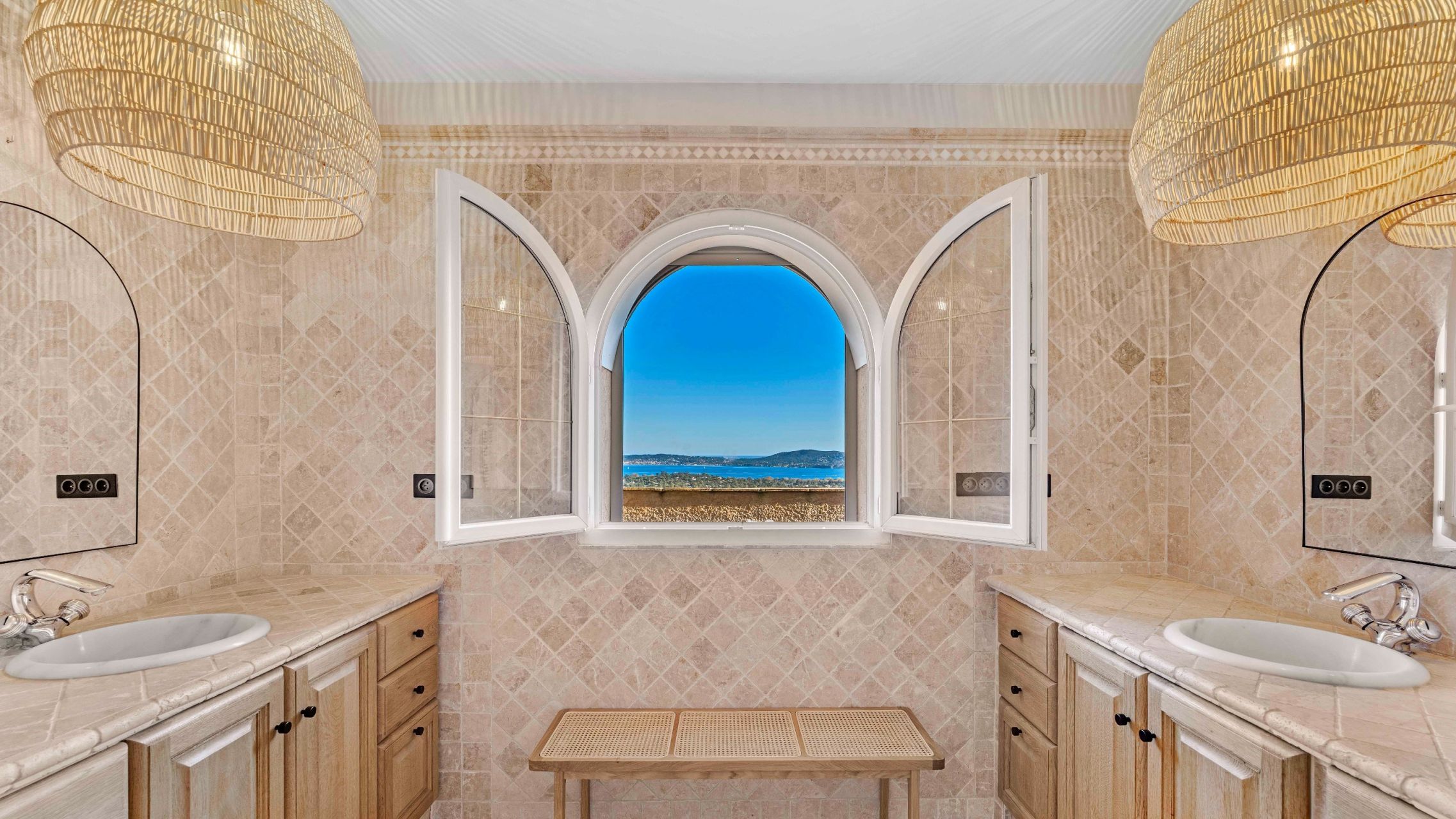 maison de maître 12 Pièces en vente sur GRIMAUD (83310)