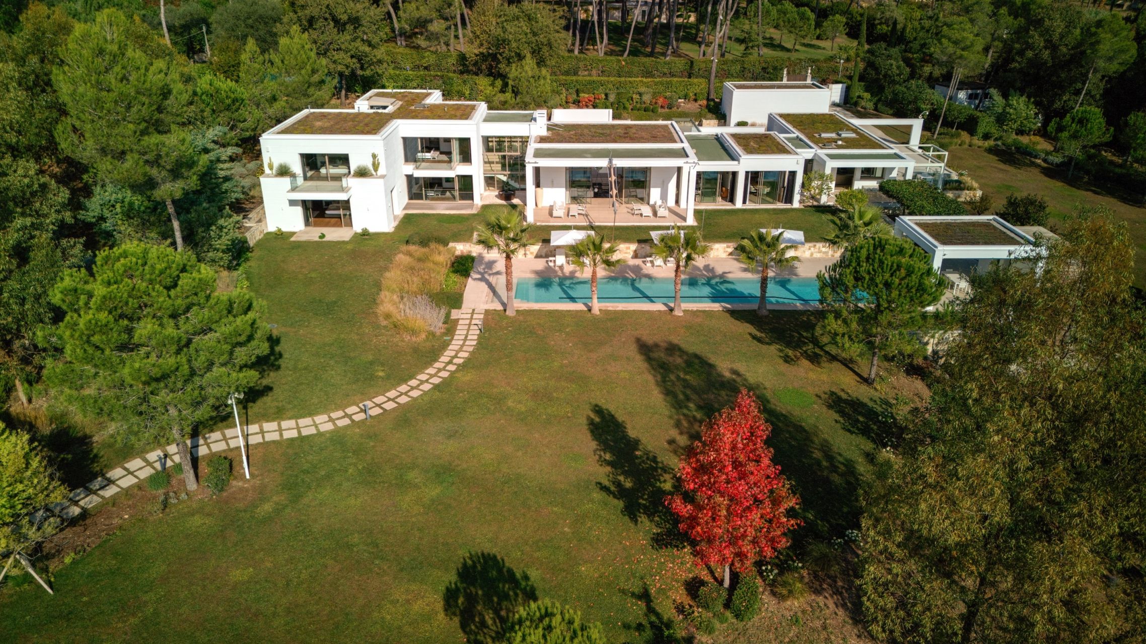 maison contemporaine 17 Pièces en vente sur MOUGINS (06250)