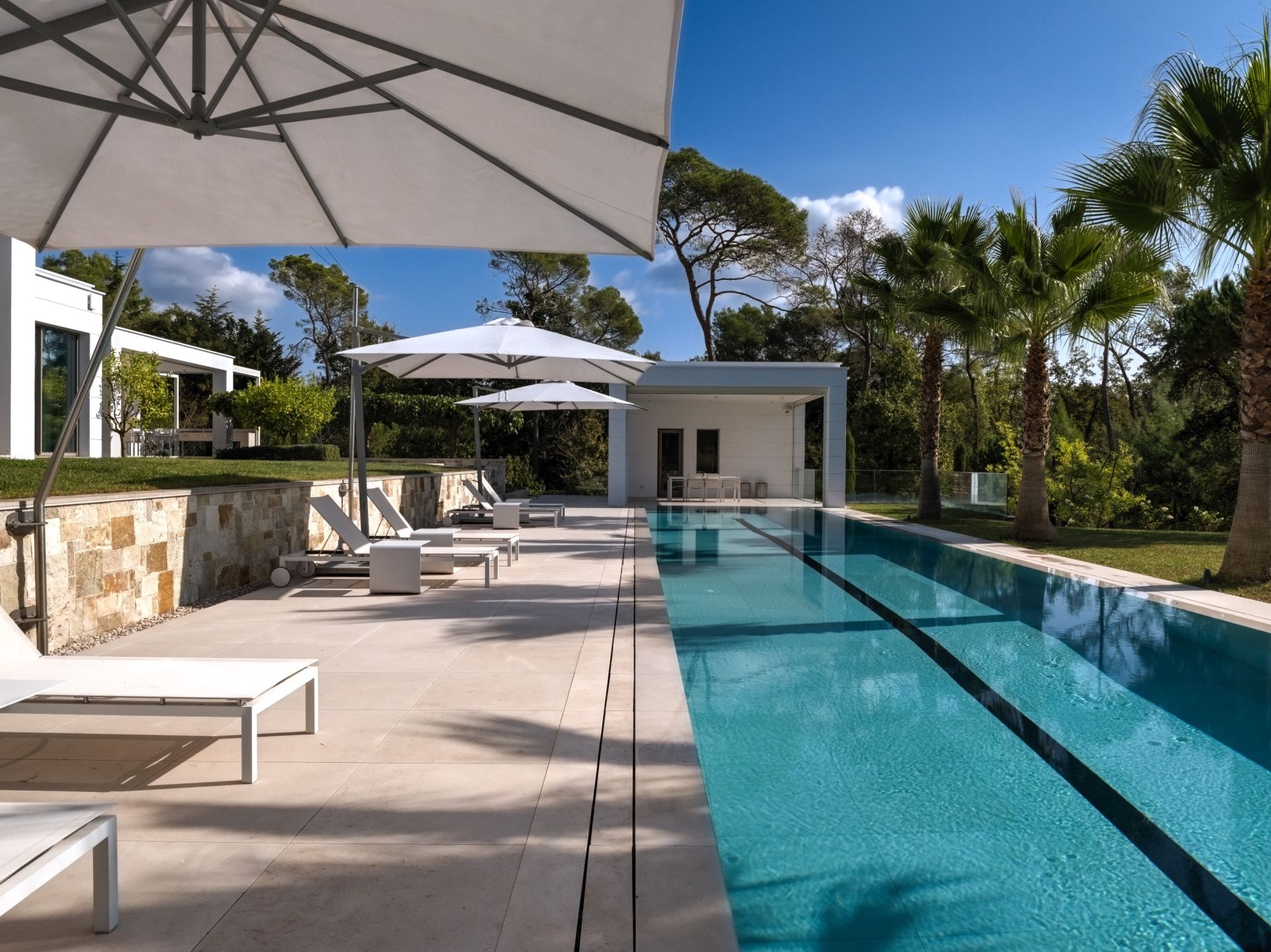 maison contemporaine 17 Pièces en vente sur MOUGINS (06250)