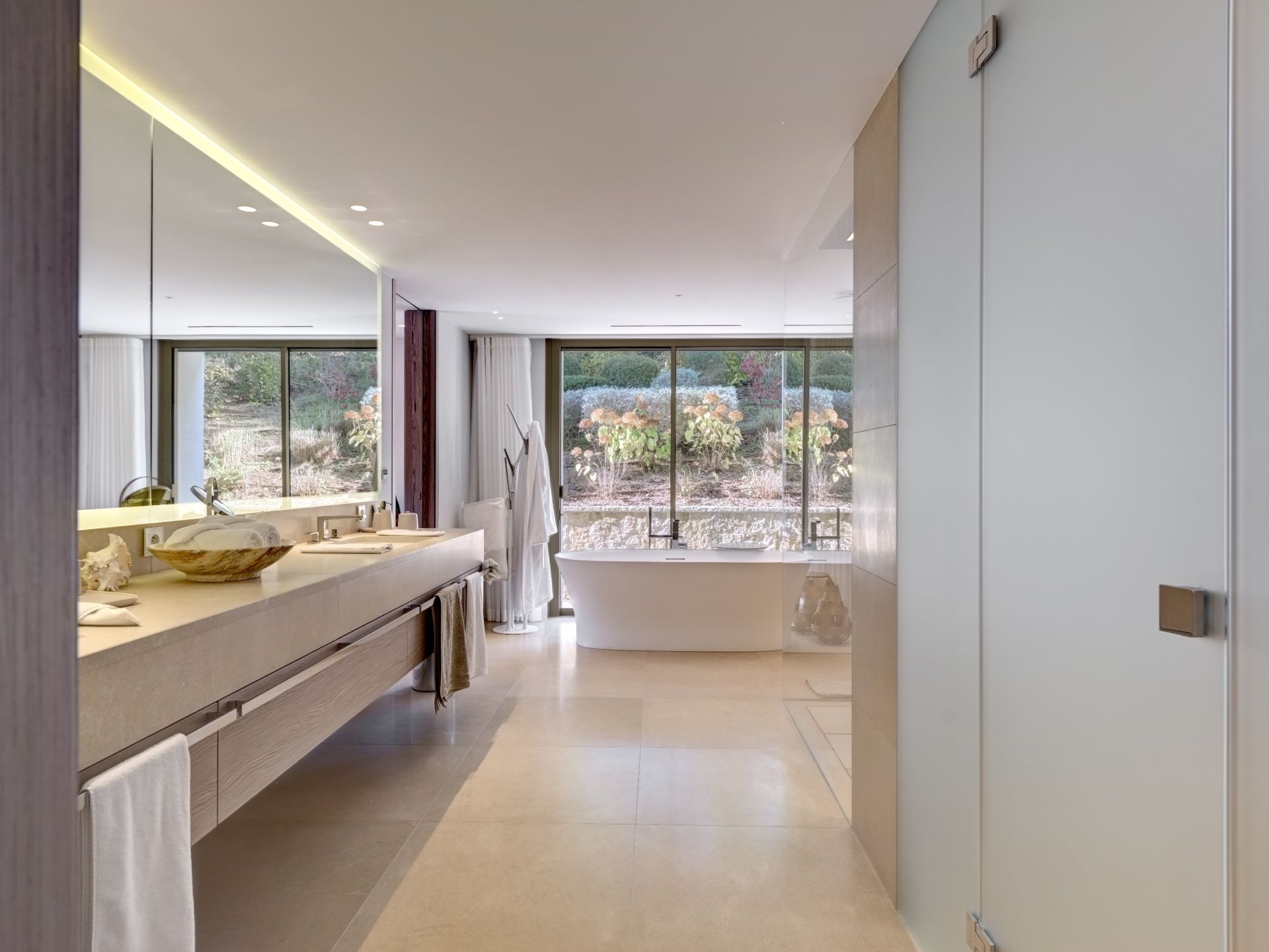 maison contemporaine 17 Pièces en vente sur MOUGINS (06250)