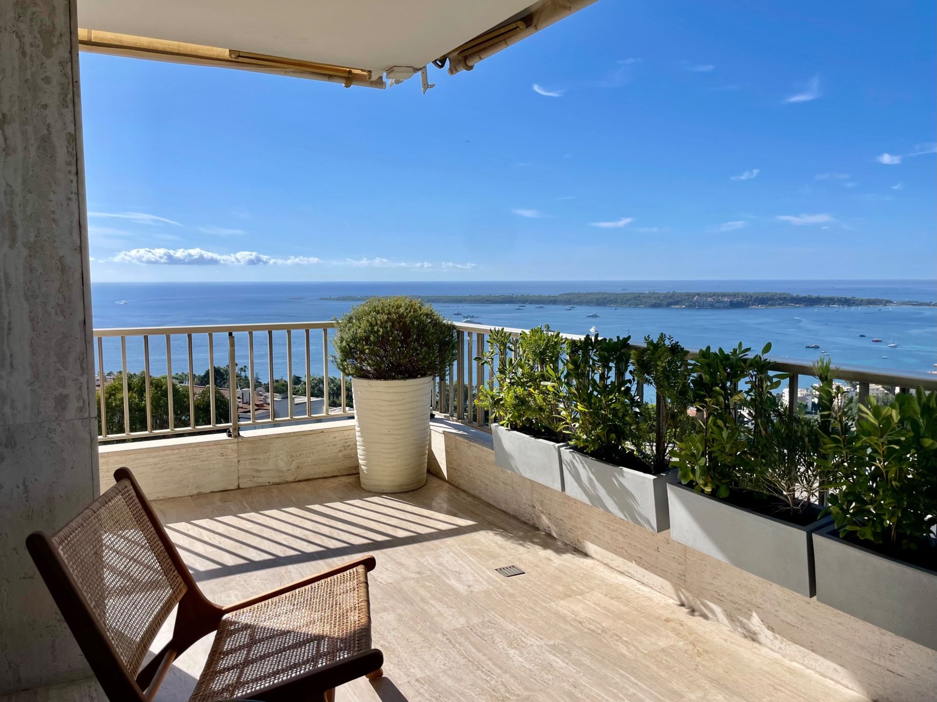 apartment 4 Rooms for sale on CANNES (06400)
