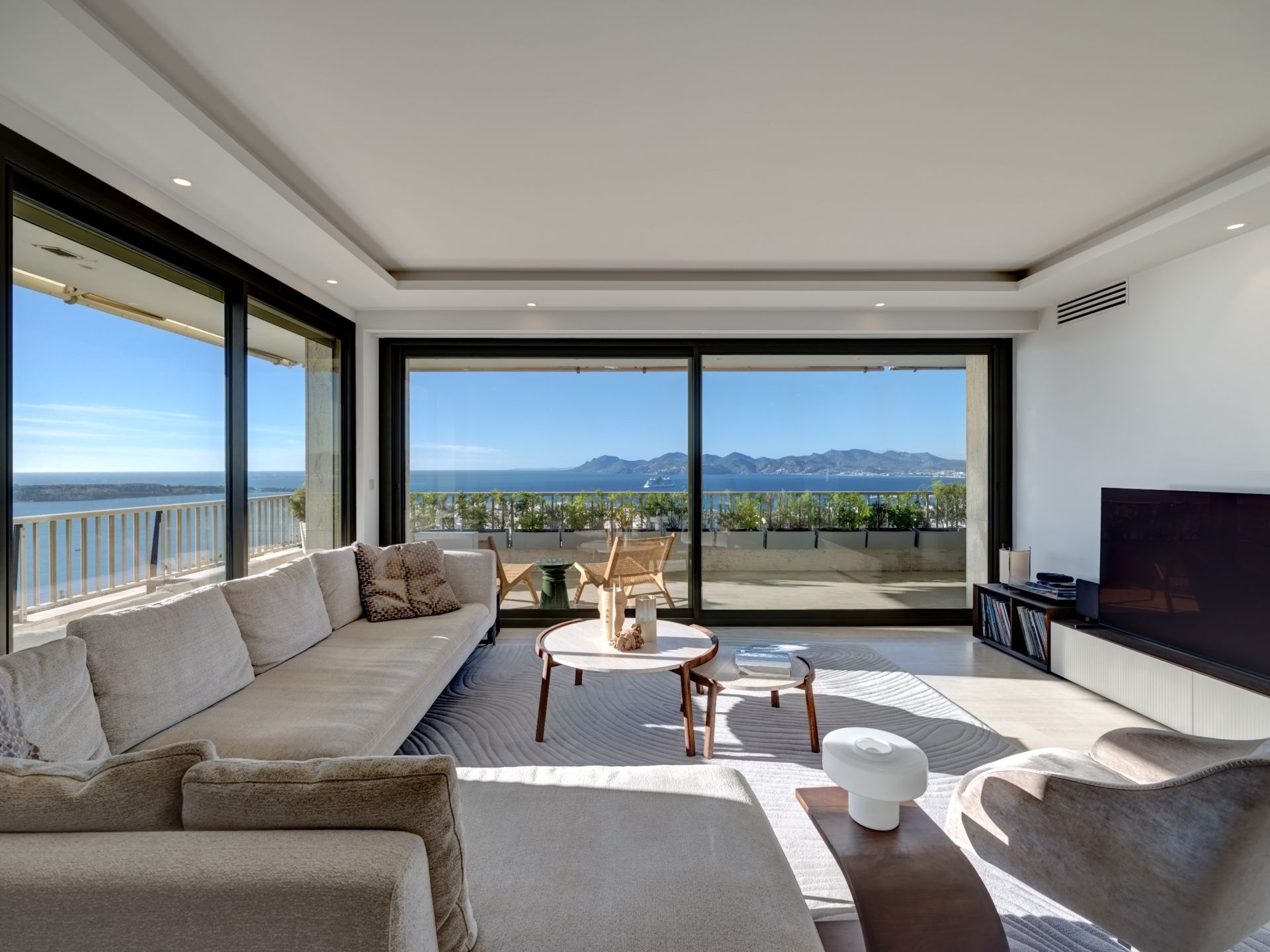 apartment 4 Rooms for sale on CANNES (06400)