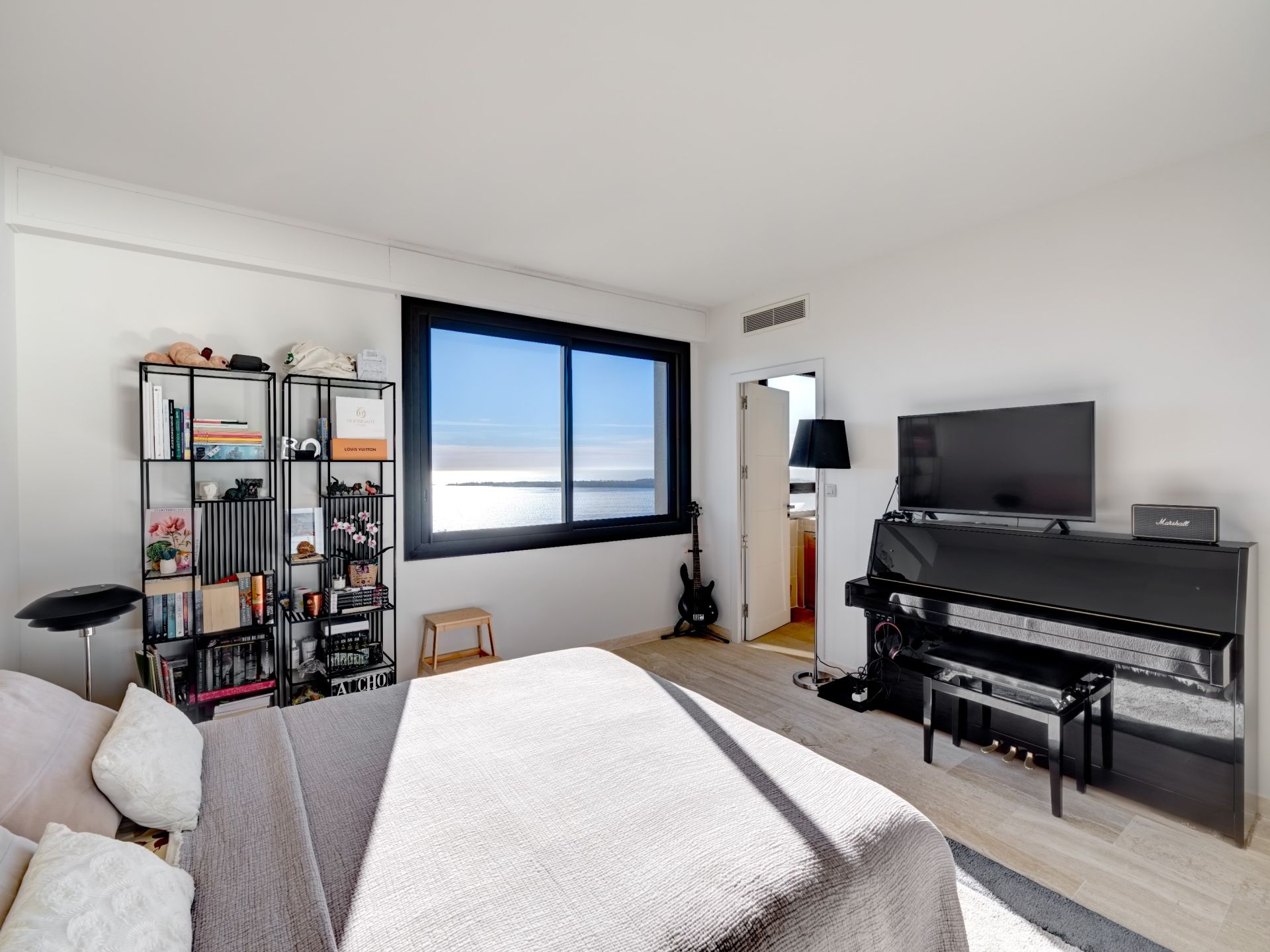 apartment 4 Rooms for sale on CANNES (06400)