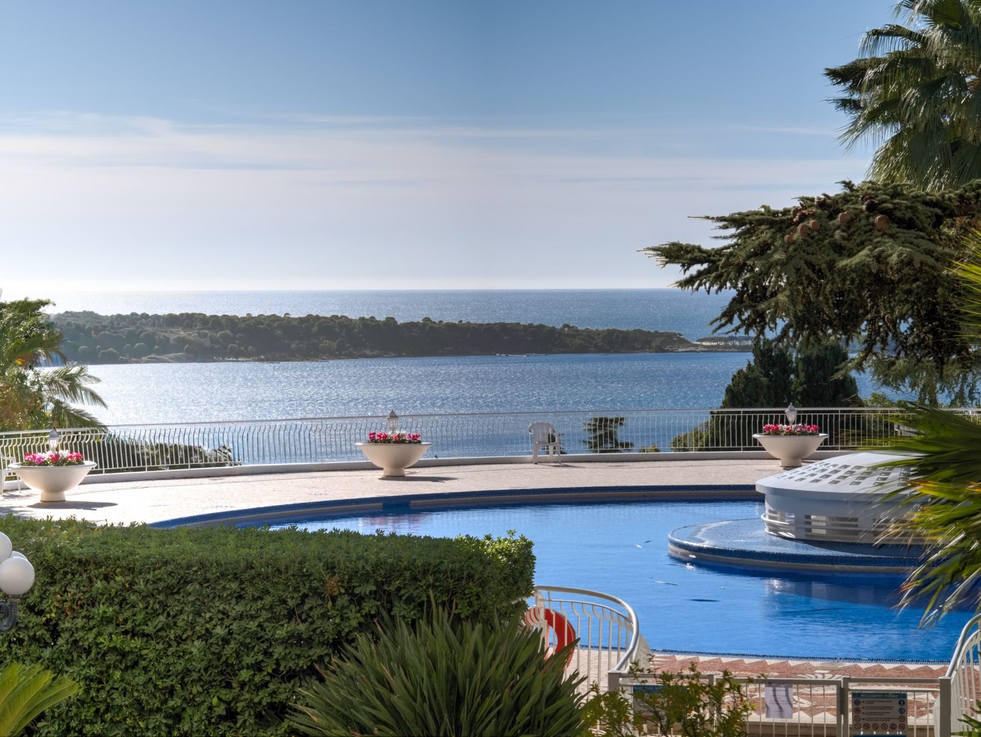 apartment 4 Rooms for sale on CANNES (06400)