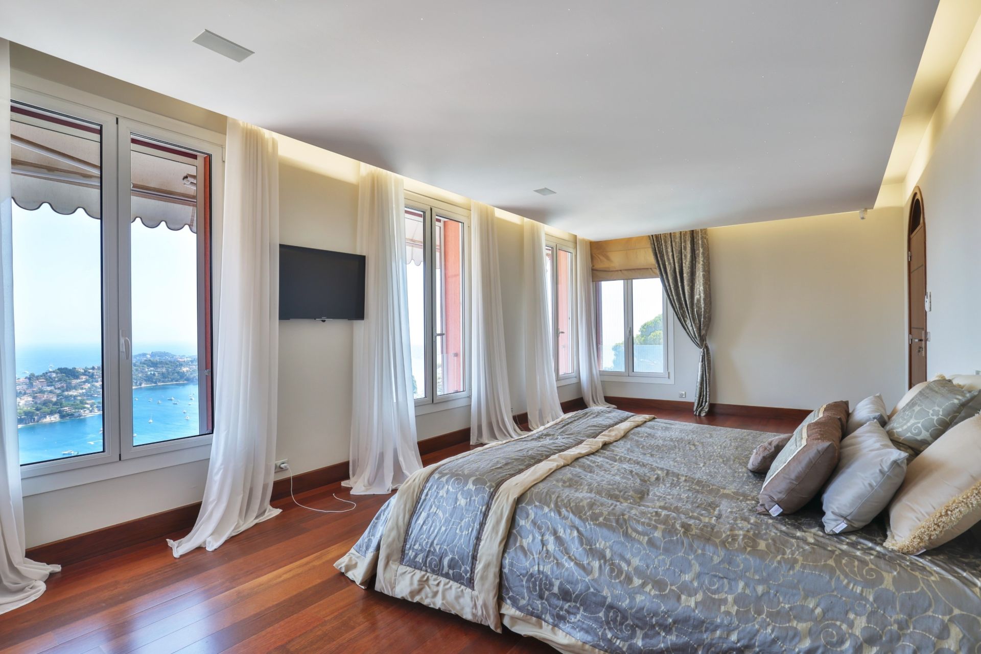 villa 10 Pièces en vente sur VILLEFRANCHE SUR MER (06230)