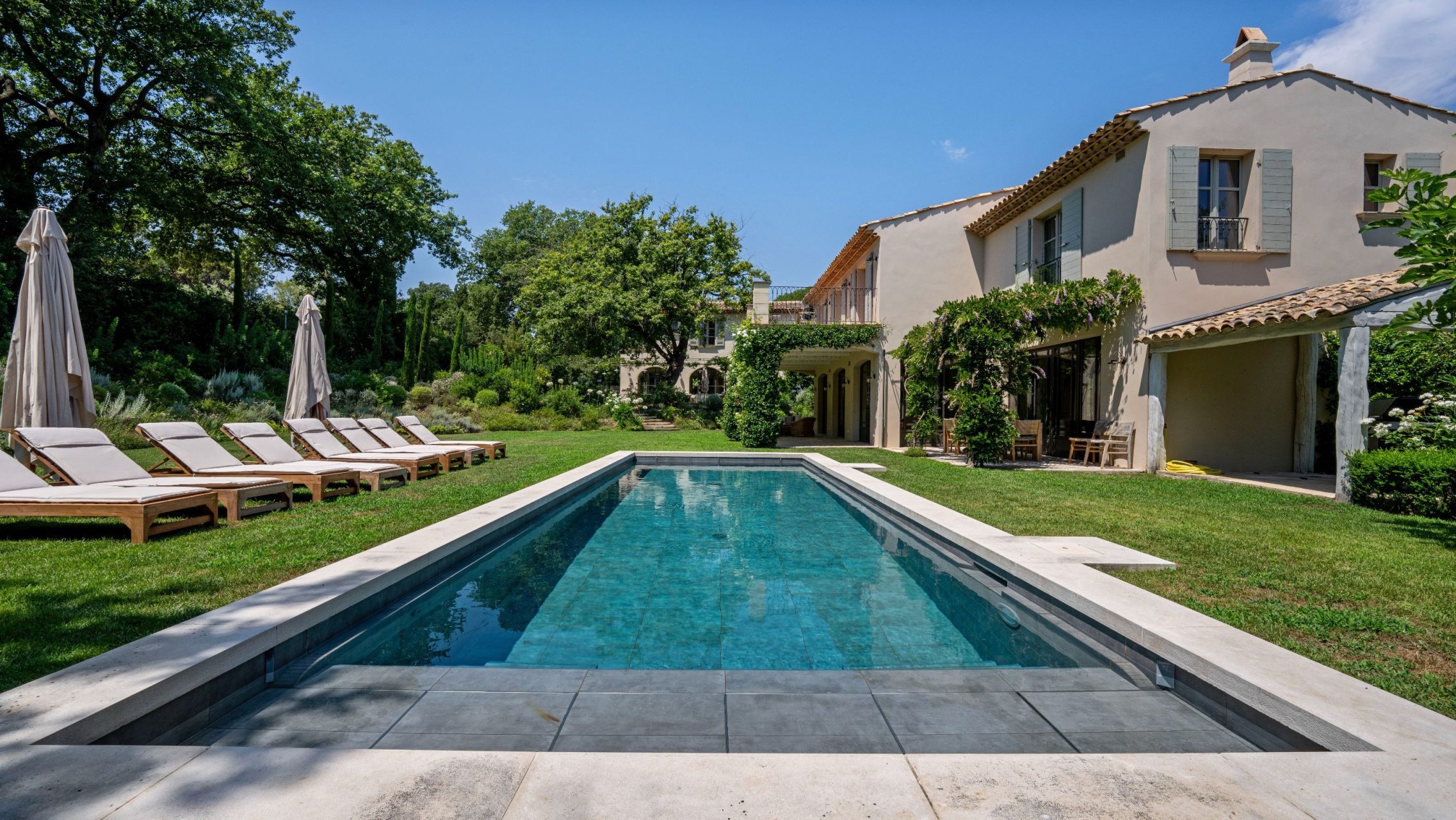 villa 15 Rooms for sale on ST TROPEZ (83990)