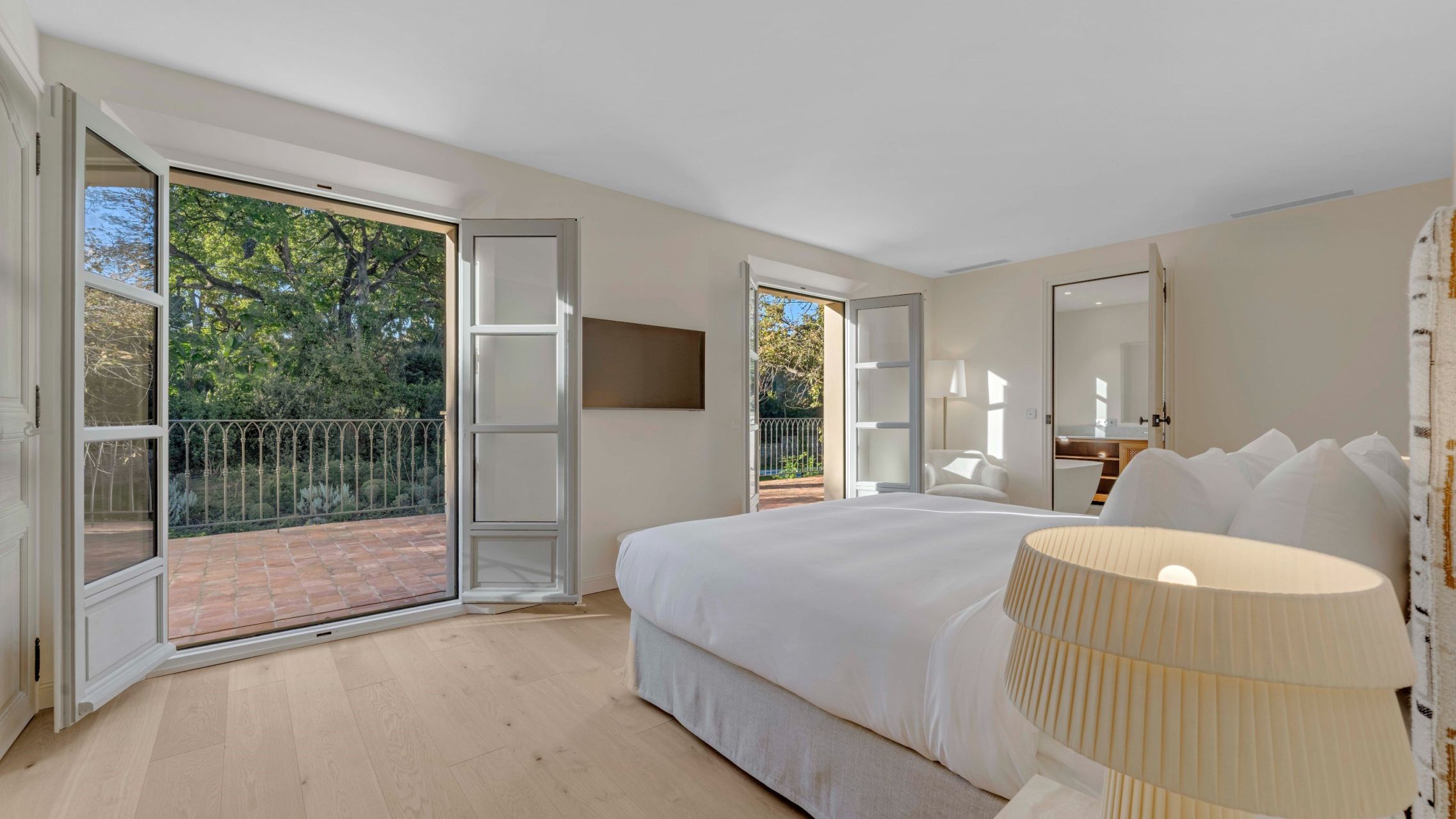 villa 15 Rooms for sale on ST TROPEZ (83990)